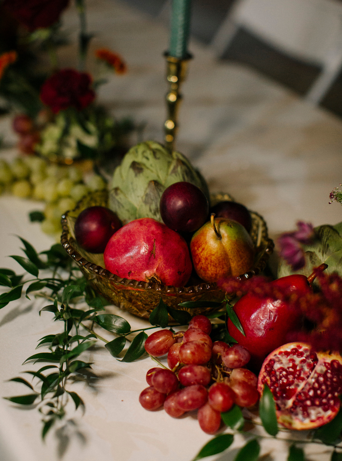 Plums! Pomegranates! Pears! Artichokes and grapes! Snapshots of one of my favorite table centerpieces ever😍
Amazing photos taken by @kateri_connolly in the carriage house at the @gcvmuseum this past October.
Keywords: Romantic table centerpiece, fruits and flowers, Rochester wedding florist, Finger Lakes wedding florist, fall wedding, bold wedding flowers, Victorian wedding decor, vintage wedding style, elegant Finger Lakes wedding, harvest wedding, October wedding, historical wedding venue