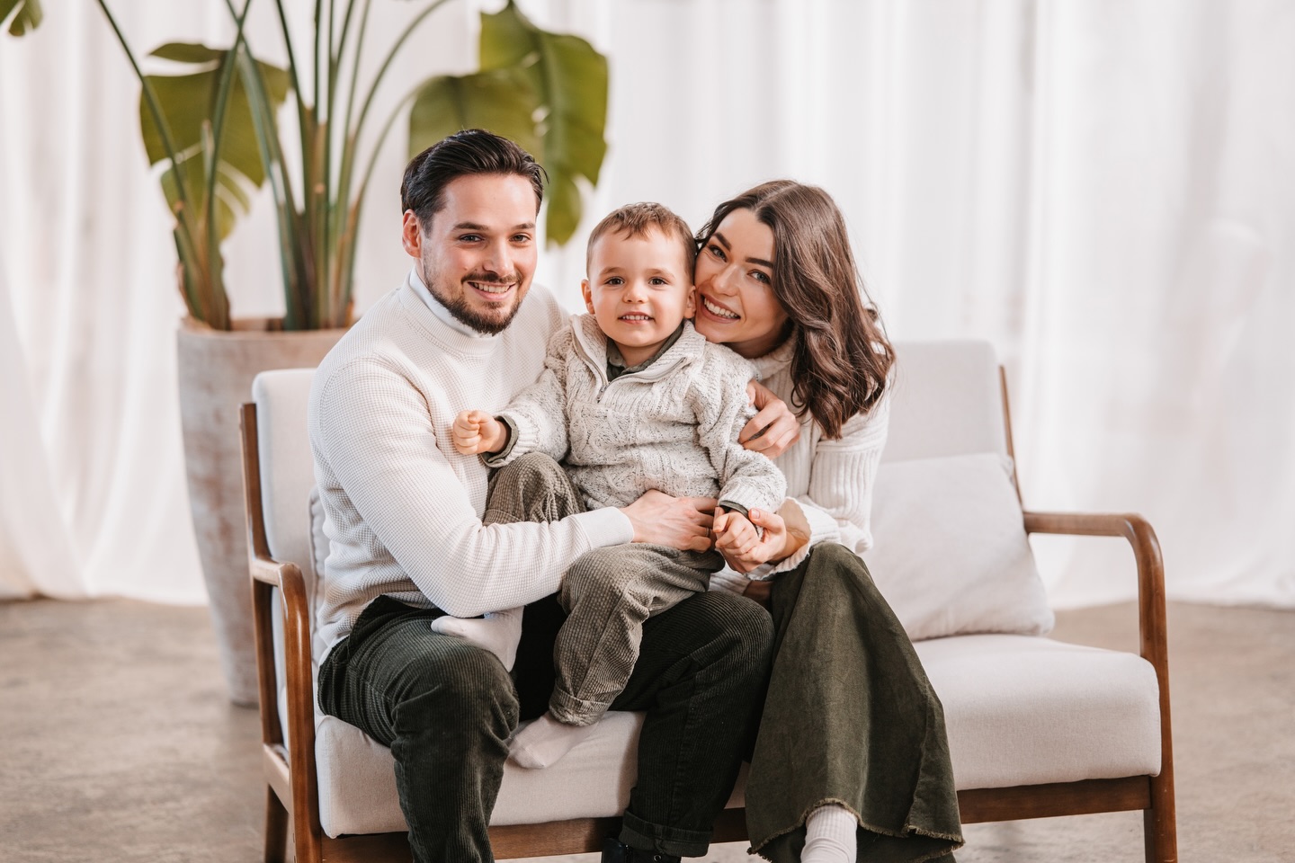 Vom Ja-Wort zum Familienleben 🤍
Julia und Bernd habe ich das erste Mal bei ihrer standesamtlichen Hochzeit im @klosterholzen begleitet ✨
Damals ging es um genau diesen einen Tag.
Heute stehen sie als Familie wieder vor meiner Kamera 🤍
Und plötzlich erzählen die Bilder von so viel mehr als nur einem Moment.
Paare über Jahre hinweg begleiten zu dürfen, berührt mich jedes Mal aufs Neue ✨
Weil aus einem Hochzeitstag ein gemeinsames Leben wird – und ich all diese Kapitel festhalten darf. 🤍
#familienfotografie #studioshooting #hochzeitsfotografin
#lovestoryineveryphase #familienshooting