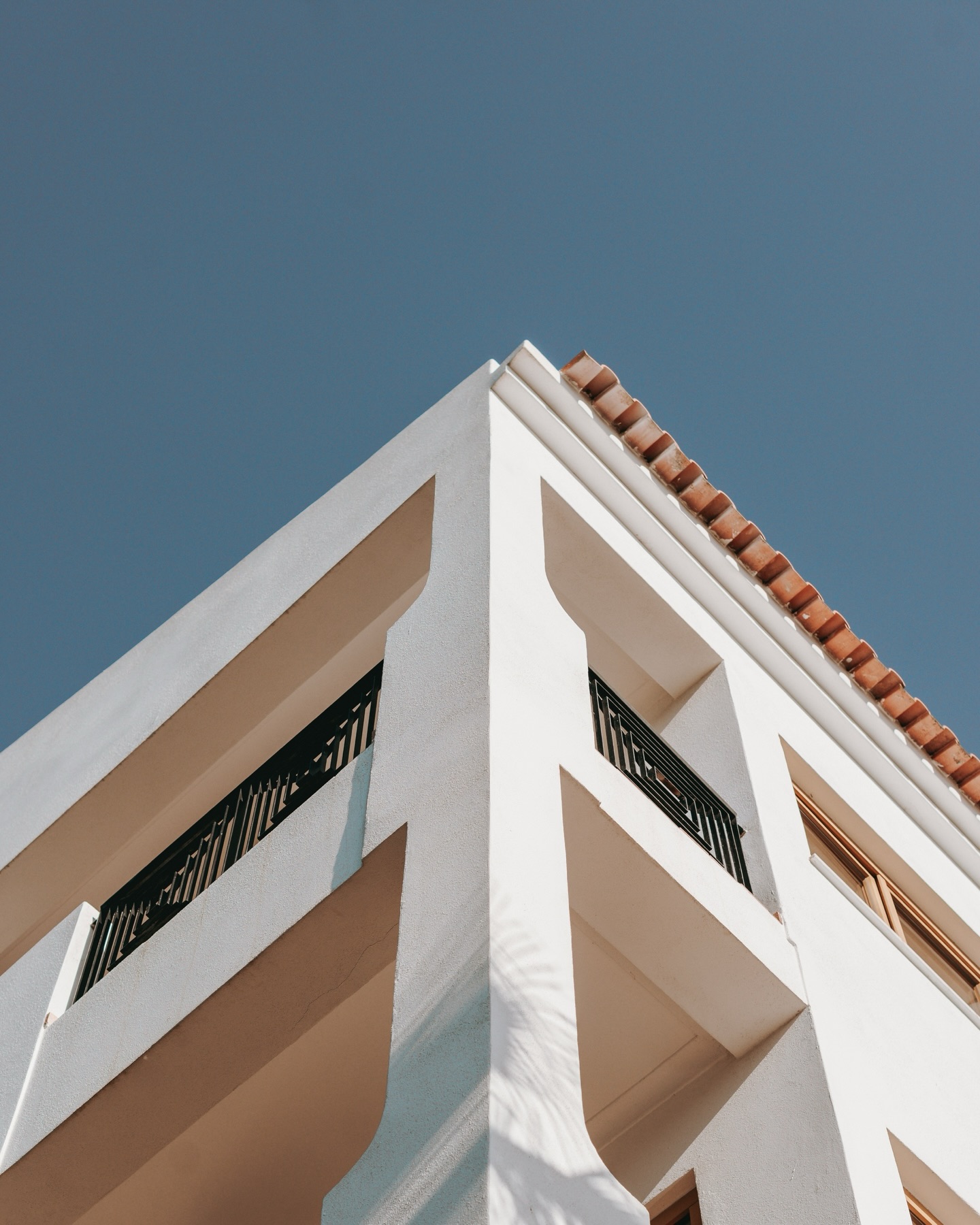 Architecture is a recent interest of mine. I don't photograph buildings all that often, but ever since we started looking for a house of our own, I've been easily fascinated by shapes, structures and lines. By how the light can cast crisp shadows and change the texture of a house throughout the day. By how entrances and exits, awnings and windows can shape a room, soften its edges, guide our eyes and the order of our lives.
(I also don't photograph commercially all too often, but recently I've enjoyed the break from video editing and the calming stillness it provides to stare at pictures that aren't moving 🤭)
#architectural #realtyphotography #algarveportugal #elopementinspiration #openairwedding