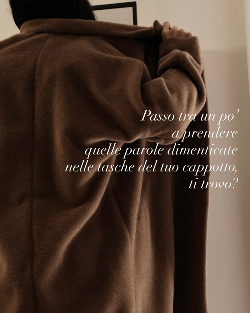 Passo tra un po’ a prendere quelle parole dimenticate nelle tasche del tuo cappotto, ti trovo?
Il cappotto.
Abbraccio d’inverno e compagno fino alla primavera, quel tempo che ti permette di viverlo anche aperto e lui, che è in una tra le fibre più calde ma, per magia della natura, anche leggera addosso, è perfetto!
In alpaca lana.
L’alpaca è una fibra di lusso, come viene classificata, ha proprietà uniche e superiori alla maggior parte delle fibre naturali:
.pregio perché gli alpaca vengono tosati una volta l’anno producendo pochissimi chili di fibra
.finezza paragonabile al cashmere
.elevata lucentezza
.è forte, tre volte più forte della lana di pecora
.ottimo isolante termico quindi caldo, più della lana di pecora ma resta leggera grazie alla sua fibra dalla struttura vuota, una calda nuvola in pratica
.anallergica
Lui è il soffice cappotto doppiopetto LUPARA che puoi prenotare dalla collezione Soffio online, ma se non ti piacciono le proprietà dell’alpaca ho dei pesi cappotto in cashmere lana e gli ultimi metri di un mohair da farti vedere, scrivimi in privato e te li mostro!
#coatseason#formalstyle#woolcoat