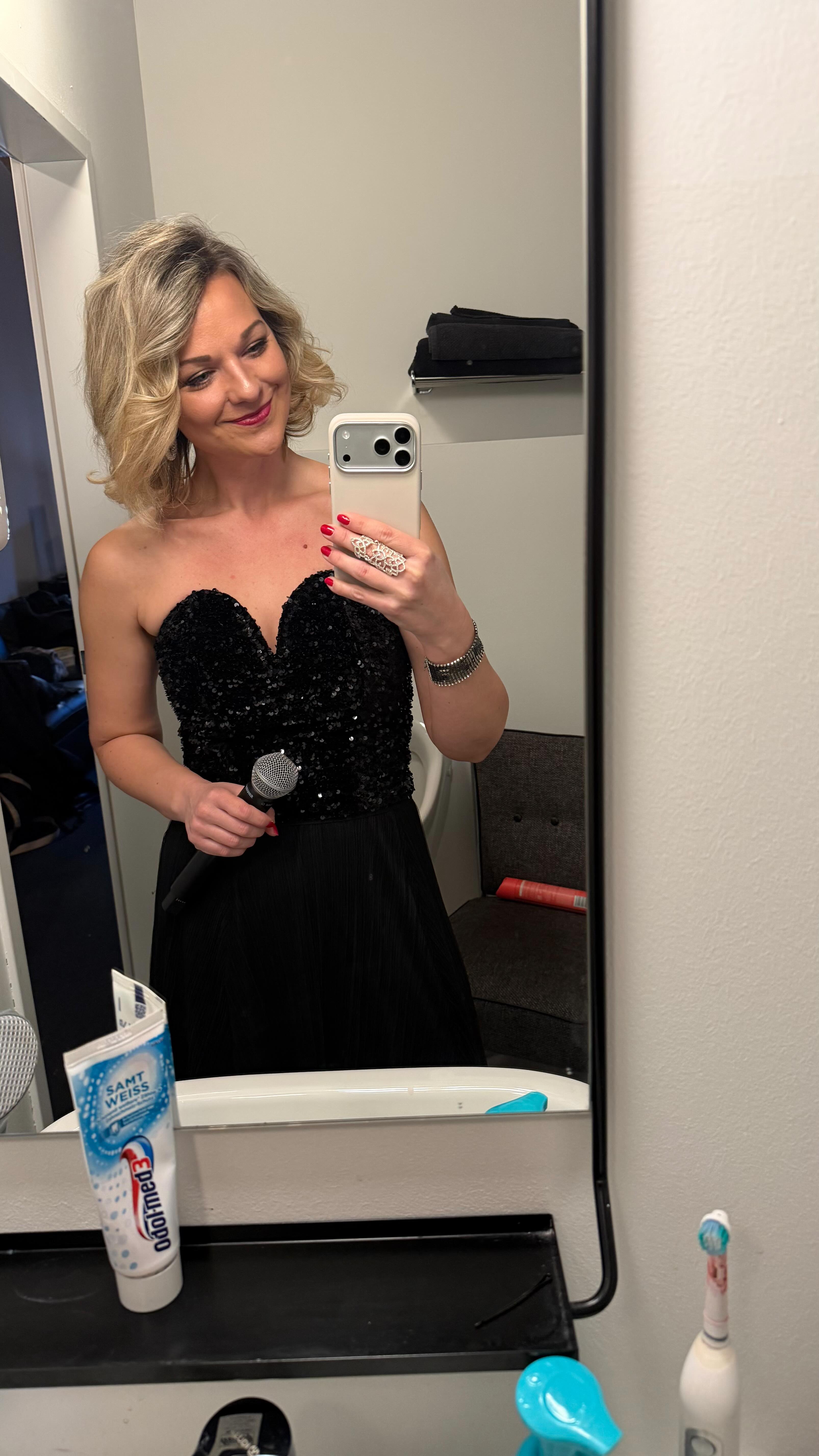 Mikro > Drink 🥳
…meine Art, Party zu machen- a singer‘s life 😁✌🏼
#party #partytime #singer #funny #funnyreels