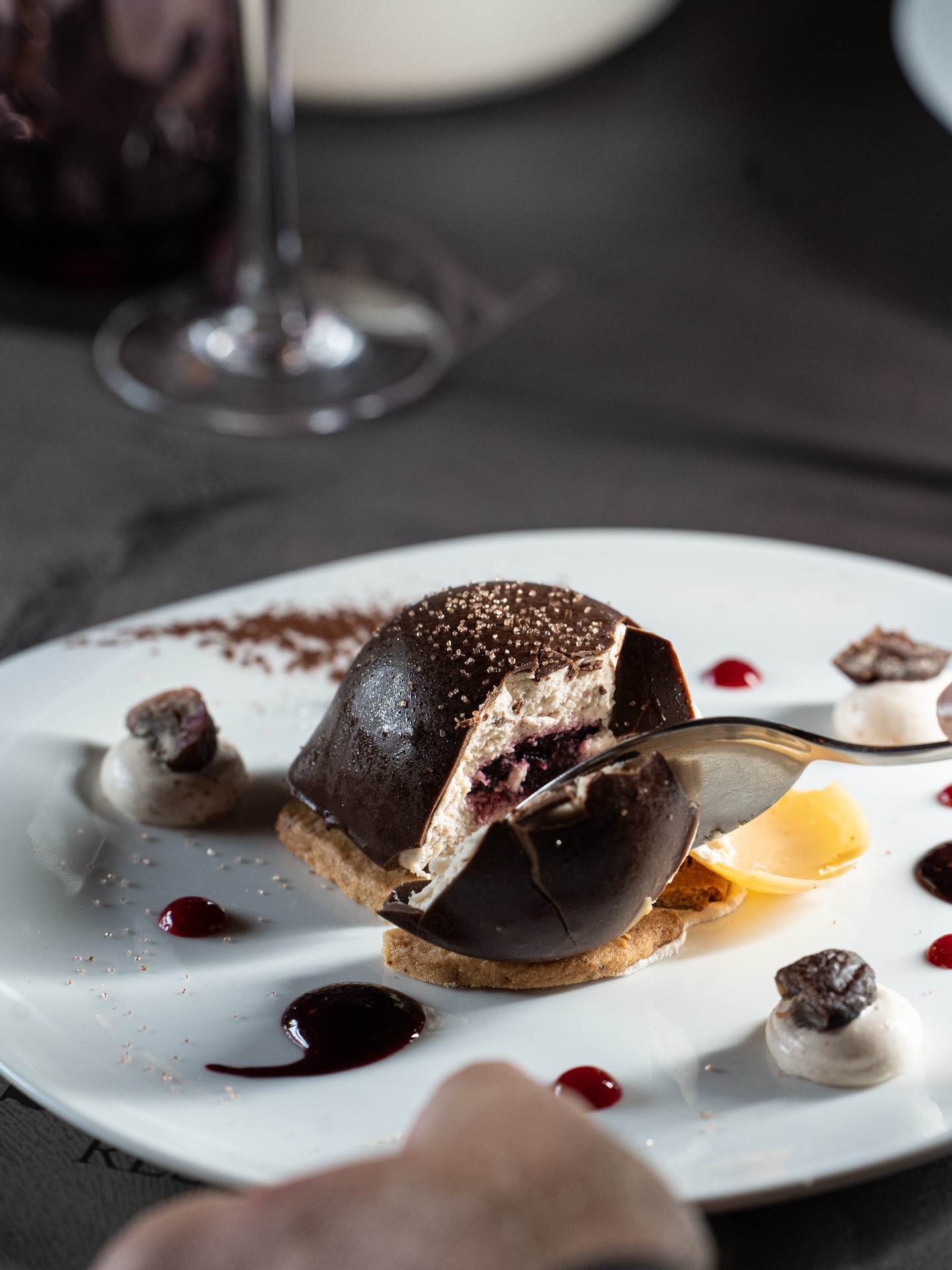 Une petite part de bonheur ? 🥄
Au Christina, nous croyons que la pâtisserie est un art qui se partage.
Ce dessert, entièrement confectionné dans nos cuisines, marie la force du chocolat à la légèreté de nos mousses artisanales.
#dessert #maison