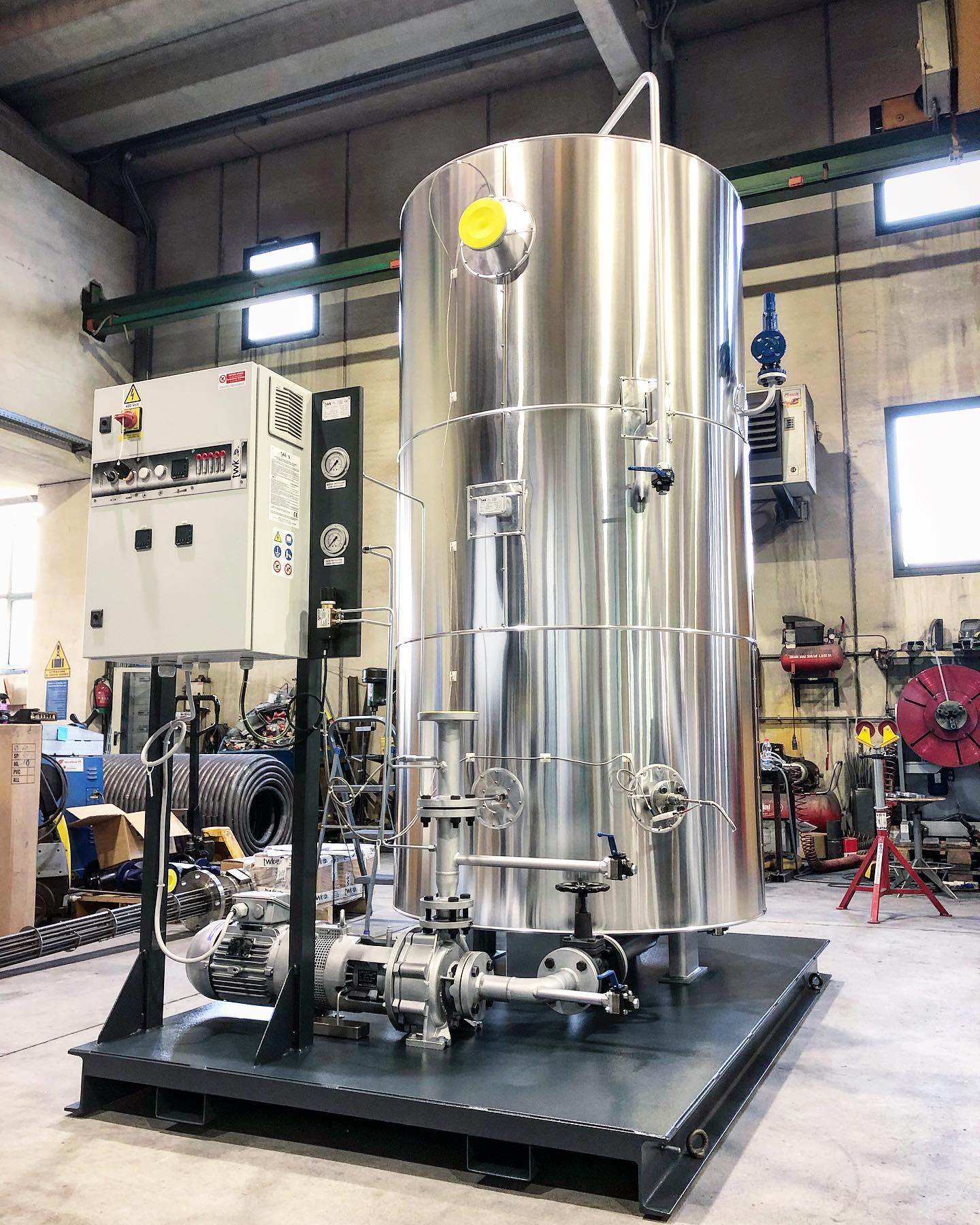 Vaso di accumulo olio diatermico con stazione di pompaggio #pumpingststation #diathermicoil #oliodiatermico #oiltank #pump #twkboiler