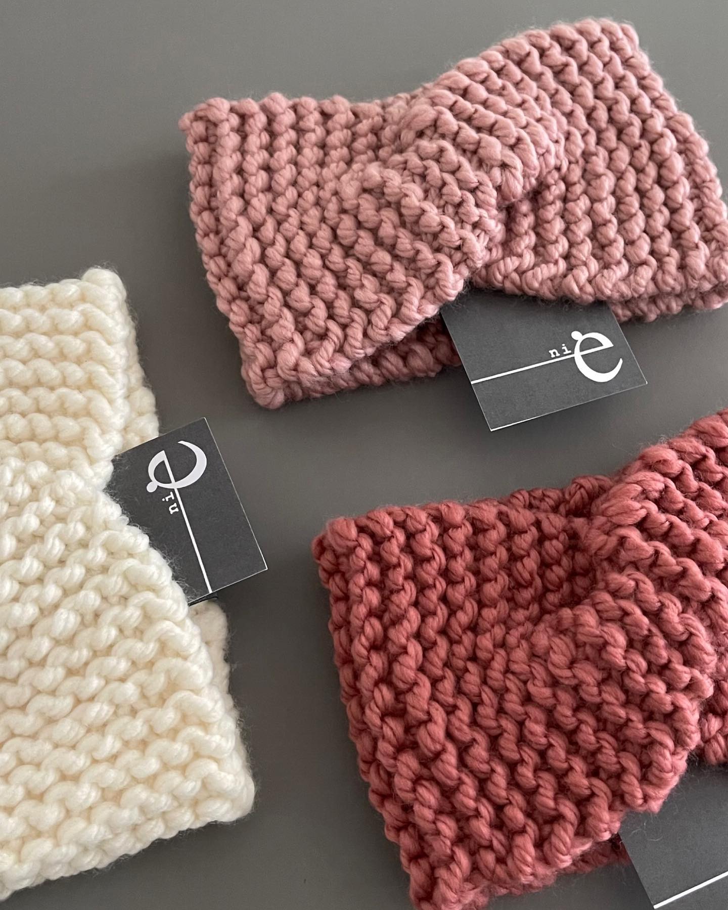 Stirnband MALOU
Das Stirnband MALOU ist in neuen Farben @lumilauta_shop in Olten erhältlich.
98% Merino extrafine/2% Polyester
onesize, Handknitted in Olten
#handknittedinolten #knit #merino #slowfashion #whomadeyourheadband #buylocal #madeinswitzerland #olten #aarau #knittingwithfriends #patterns #workshops #knittersofinstagram #knittinglove #knittingismyyoga #fashionrevolution #knitwearolten #nie_knitwear