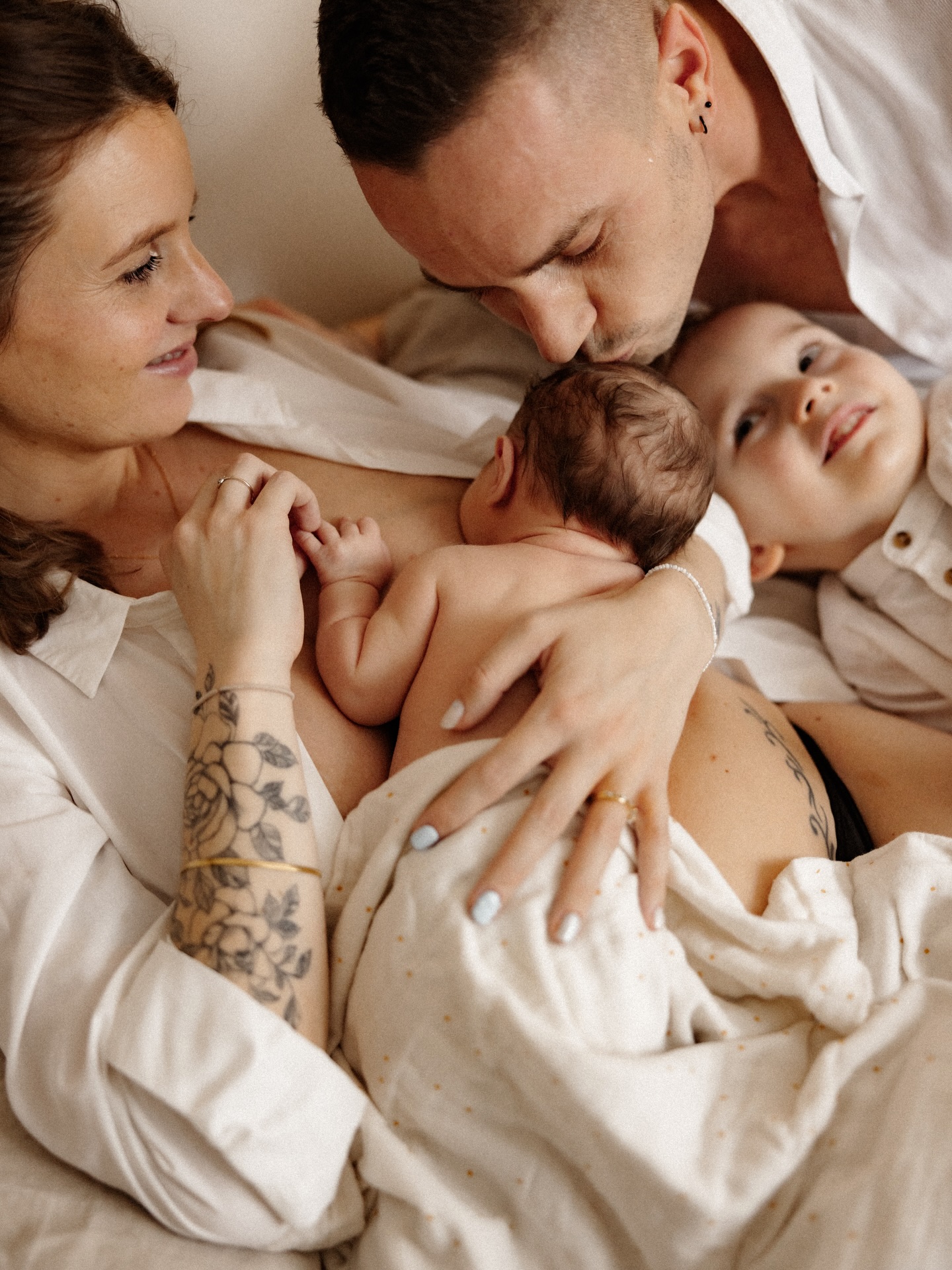 #seancenaissance 🍼
Il n’y a rien de plus beau que de voir une famille s’agrandir.
Lors de cette séance photo naissance à domicile, j’ai pu immortaliser ces premiers instants remplis de douceur : les regards attendris des parents, la fierté du grand frère et la sérénité de bébé, bien au chaud dans son cocon familial.
Des moments simples, authentiques et pleins d’amour, comme on les aime — des souvenirs précieux qui resteront gravés pour toujours. 📸
📸 Elodie.B - Photographie 🪩
Photographe basée en Seine-et-Marne & IDF.
Mariage, Maternité, Naissance & Famille.
🌐 www.elodiebphotographie.com
@elodie.bphotographie
elodie.b-photographie@outlook.com
#photographe77 #photographeseineetmarne #photographeiledefrance #photographemariage photographemariage77 photographematernite photographematernite77 photographegrossesse photographegrossesse77 photographeparis shootinggrossesse shootingbebe shootingnaissance shootingnaissance77 shootingmaternite77