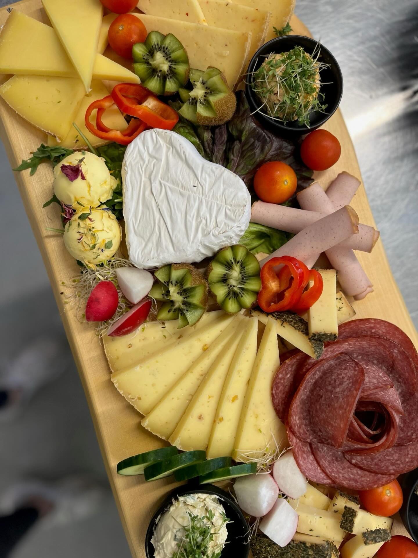 Tag der Käseliebhaber - National Cheese Lovers Day - Ein Feiertag für alle, die 🧀❤️. Schon vor über 7.000 Jahren wurde Käse aus Kuh-, Schaf- oder Ziegenmilch hergestellt. Mittlerweile gibt es über 1.800 verschiedene Käsesorten. Hier bei uns über 30 verschiedene Bio-Heumilch Käsesorten. Also eine gute Gelegenheit, um sich heute Zeit zu nehmen und neue Käsesorten zu testen. 😋 Der Pro-Kopf-Verbrauch von Käse in Deutschland liegt bei 25,4 Kilogramm. Die beliebtesten Käsesorten in Deutschland sind Gouda, Camembert und Emmentaler. Regionale Käsesorten wie z.B. unsere Bergkäse Alternativen erfreuen sich immer höherer Nachfrage. #bergkäse #tagderkäseliebhaber #bio #käseliebe