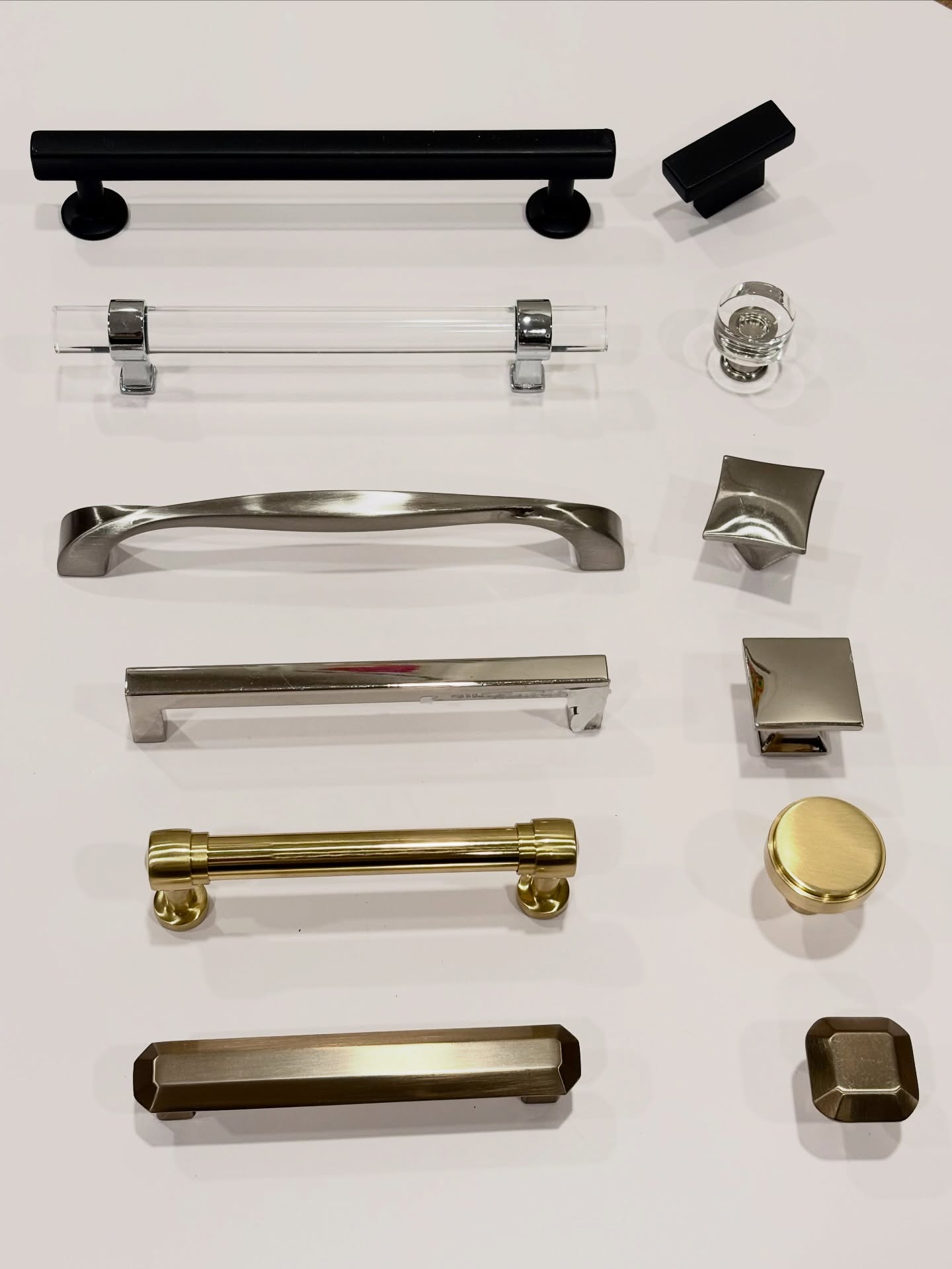 Let’s talk about how to give your kitchen, those built-ins or piece of furniture the easiest and most budget friendly makeover…. New HARDWARE!!!!
Hands down my favorite way to make a huge impact in your home.
Yes the options are endless but have fun trying out different looks.
My go to places for hardware - RH, Etsy, Anthropologie, Rejuvenation & Wayfair.
.
.
.
#interiorhome #interiortips #homeinteriorideas #homedesigninspo #homedesigntips