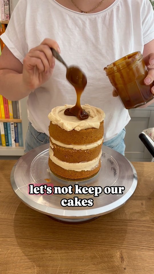 Do fridges dry out cakes?
It is an argument a lot of people pose about putting cakes in the fridge, so here is the science behind it and tou can make your own decisions
#caketips #cakedecorating #cakemaker