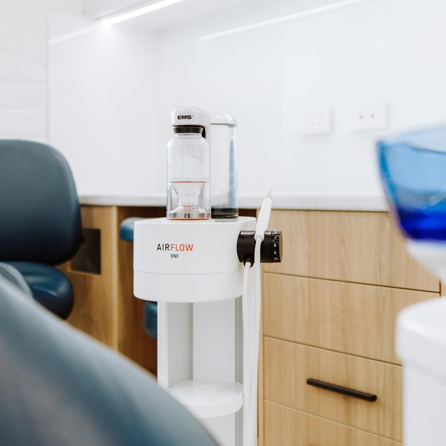 ✨ Clean, but make it modern ✨
EMS AIRFLOW® is an advanced dental clean that uses air, water and fine powder to gently remove plaque, biofilm and surface stains no harsh scraping, just a smooth, fresh finish.
✔️ Gentle & comfortable
✔️ Removes stains from coffee & tea
✔️ Helps improve gum health
✔️ Leaves teeth feeling ultra-smooth
✔️ Modern alternative to traditional cleans