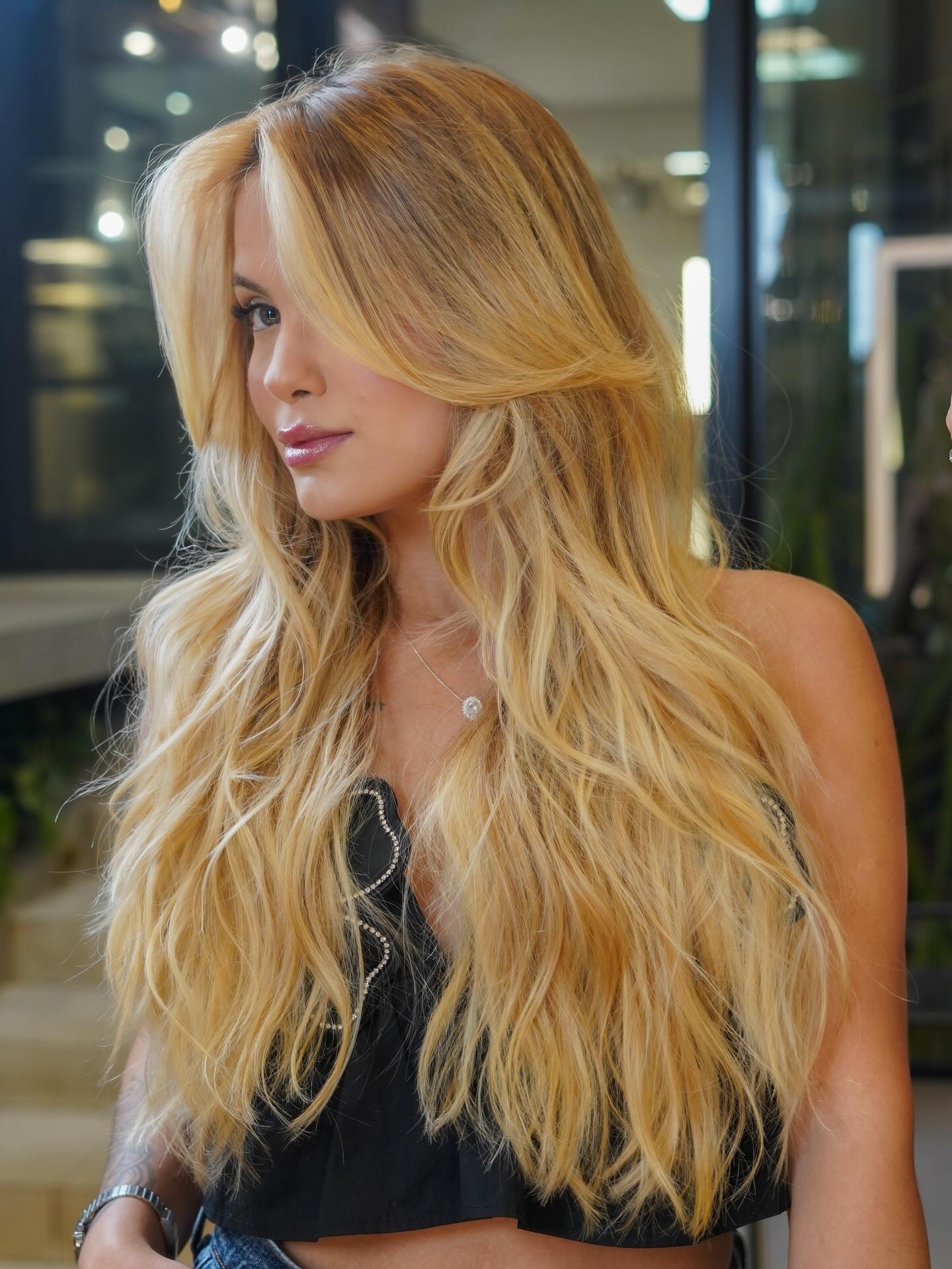 Corte de baixa manutenção com uma curtain bangs longa. Franja é chique e sexy! ✨✂️