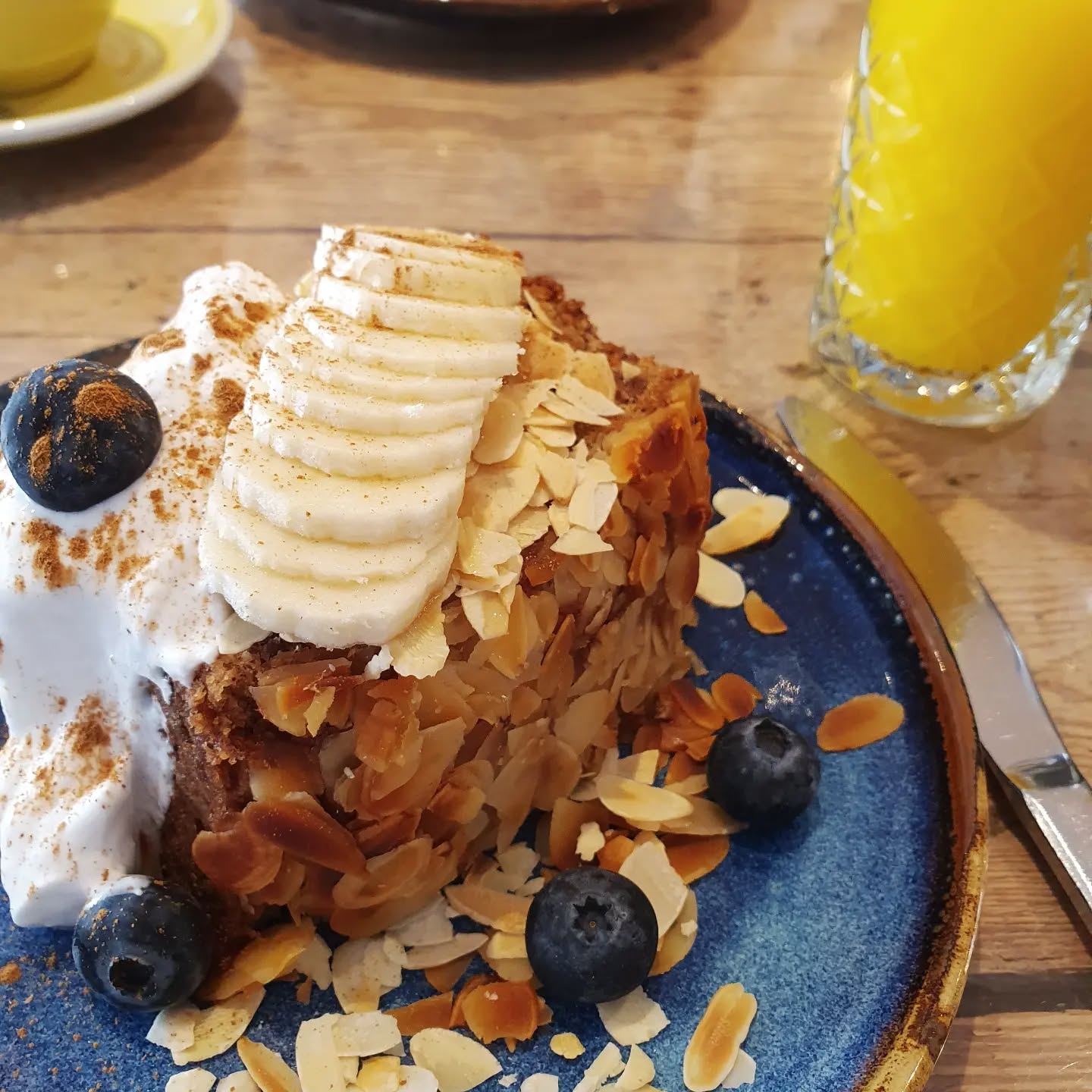 Dag goed starten met een vegan carrot cake ontbijt in @heidecity 💛