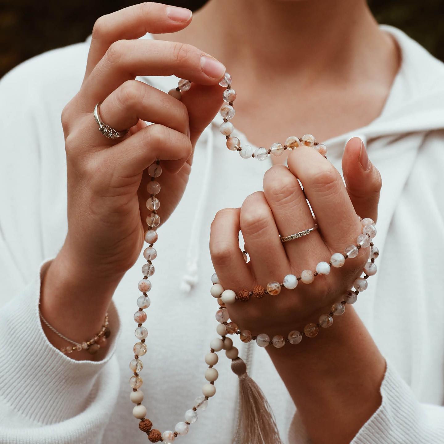 Eine Mala ist eine Meditationskette. Du kannst sie bei uns, nach deinen persönlichen Bedürfnissen zusammenstellen lassen.
Sie begleitet dich auf deinem Lebensweg & hilft dir deine Wünsche zu manifestieren. ✨