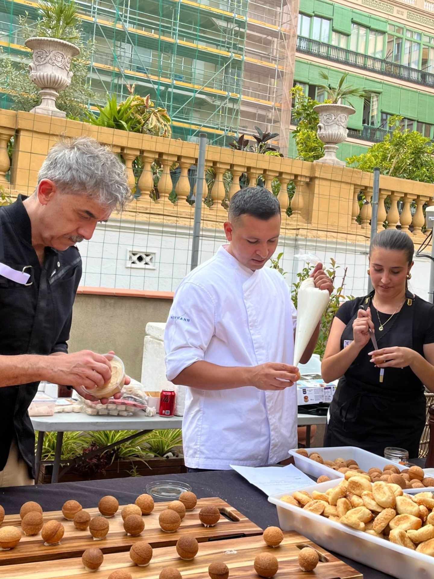 Cuando el equipo funciona, se nota en cada detalle.
Y también en la tarta de queso.
#TrabajoEnEquipo #EventosConAlma #CateringProfesional #TheFuckingCatering
