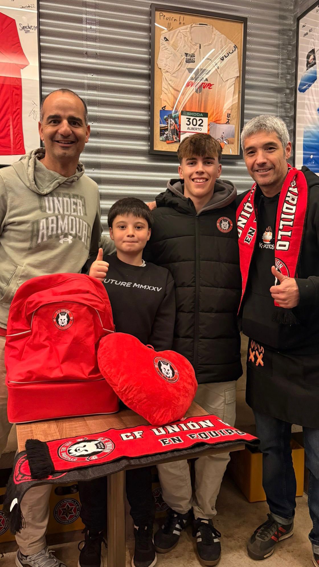 🍔Lucas Redondo ya se ha pasado por @kxitos para recoger su primer menú de los que tiene durante 1 año al hacer pleno en nuestra quiniela
❤️Si aún no estás participando… todavía estás a tiempo!