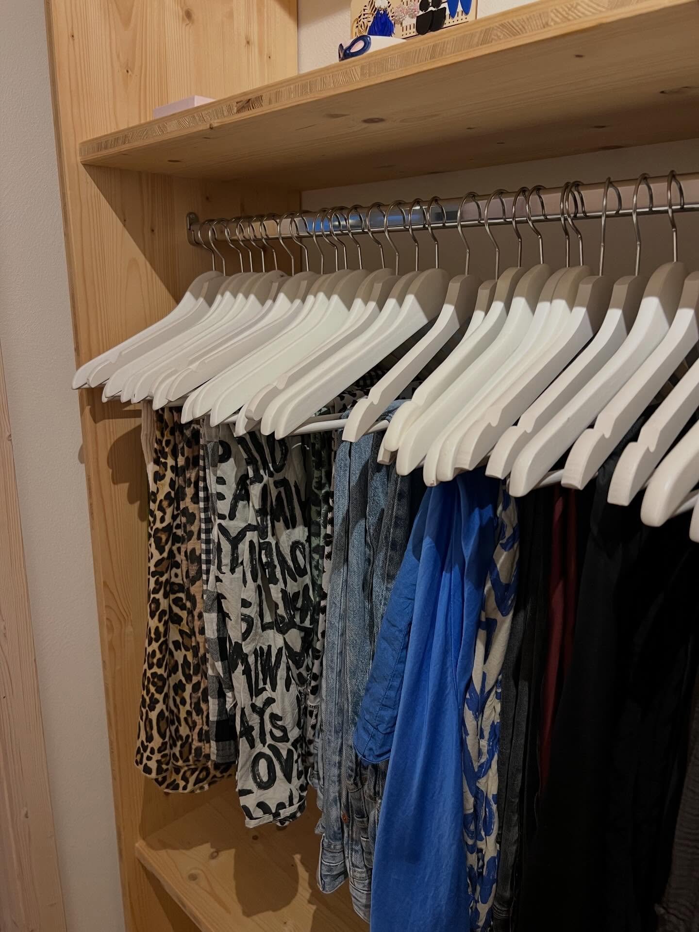 Es tut gut, wenn‘s schön ist. 🌟🤍
.
.
.
.
.
.
home organizing | decluttering | familienalltag | ordnungssysteme | ordnung schaffen | schweiz | aufräumhilfe | bern | organisieren | kleiderschrank | aufräumen | thehomeedit
#thun #loslassen #minimalismus #mariekondo #ordnungstipps