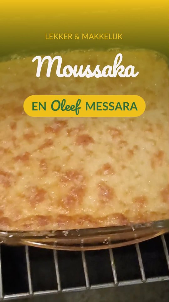 Dit gerecht vraagt om een zachte, stabiele olijfolie die hitte aankan. Oleef Messara is hiervoor perfect en geeft het die authentieke Griekse smaak 🍆.
Moussaka recept voor 4 personen
Ingrediënten
Voor de aardappel en aubergine laag:
1 grote of 2 kleinere aubergines
4–5 medium aardappels
Oleef Messara (royaal, om in te bakken)
Zout & peper
Voor de gehakt laag:
1 ui, fijngesneden
3 knoflookteentjes, fijngesneden
400 g gehakt
2 el tomatenpuree
2 laurierblaadjes
1 snufje kaneel (of meer naar smaak)
1 tl paprikapoeder
1 el panko
1 eiwit (het eigeel gebruik je voor de bechamel)
Zout & peper
Voor de bechamel laag:
40 g boter
40 g bloem
400 ml (ongezoete plantaardige) melk
1 eigeel
Snuf nootmuskaat (of oregano)
Zout & peper
Zo maak je ‘m:
1. Aubergine & aardappel
Snijd de aubergine in dunne plakken, bestrooi met zout en laat ±20–30 min. staan. Spoel af en dep droog.
Schil de aardappels en snijd in dunne plakjes.
Bak beide in Oleef Messara tot goudbruin. Laat uitlekken op keukenpapier.
2. Gehakt laag
Verhit een scheut Oleef in een pan. Fruit de ui en de knoflook en bak het gehakt rul.
Voeg de tomatenpuree toe en bak kort mee.
Doe laurier, kaneel, paprika, zout en peper erbij en laat zachtjes inkoken.
Wanneer het gehaktmengsel iets is afgekoeld haal de laurierblaadjes eruit en meng panko en het eiwit door de saus.
3. Opbouwen
Verwarm de oven voor op 180 °C.
Vet een ovenschaal in.
Laag aardappel → aubergine → gehaktmengsel → resterende aubergine.
4. Bechamel
Smelt de boter, voeg de bloem toe en laat 2–3 min. garen. Giet al roerend met een garde de melk (tip: kan ook prima met bijv. ongezoete amandelmelk) erbij tot een gladde saus.
Breng op smaak met zout, peper en nootmuskaat of oregano. Haal van het vuur en roer het eigeel erdoor.
5. Oven
Verdeel de bechamel over de moussaka. Bedek de bechamel met een royale laag geraspte (gruyère) kaas. Bak 30 minuten of tot goudbruin en bubbelend.
Oleef smakelijk! Of zoals ze in Griekenland zeggen: Kali orexi!
#moussaka #lekkerenmakkelijk #oleefsmakelijk #extraviergeolijfolie