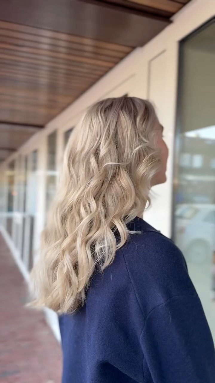Full head highlights😍
Ben jij de warmte in je haar zat? En wil je voor deze winter weer fris/koel blond? Dat wilde deze dame ook en dat is gelukt!
Romy heeft een fullhead highlights gezet en een puntje geknipt en ze is weer helemaal klaar voor de winter ❄️
#fullheadhighlights #koelblond #langblondhaar