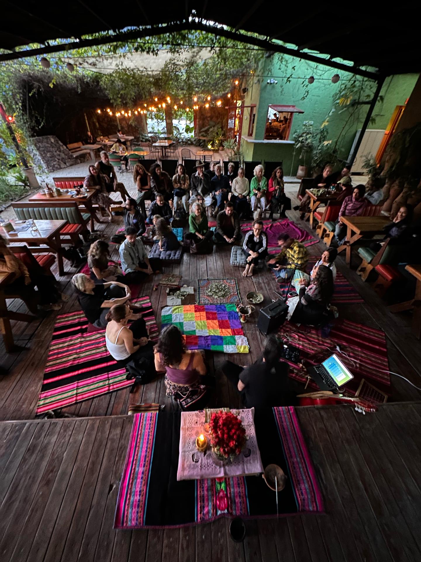 Un pedacito de los Andes Peruanos en las montañas de Tepoztlán, Mexico.
El pasado viernes 16 tuvimos la segunda presentación en este territorio, de nuestro documental Hij@s de Mama Coca, con la propuesta de la experiencia completa de la Coquita: Hallpado tradicional de hojas de coca, rezos con Kintus, oráculo, museo vivo interactivo, bebidas y alimentos todos verdes (tlacoyos, tamales, pulque, cheesecake vegano…).
Gracias al trabajo en colectivo y a todos los que una vez más hicieron posible reivindicar a nuestra mama coca y regresarle ese lugar sagrado que le corresponde.
Urpillay Sonqollay🌱
@cuerpo_nativa @tamayodelostamayo @comedor.tepoztlan @kena.acosta.valero y Nicolás Nuñez, y todo el equipo de @kaia_tepoztlan. Más la presencia de @ricardowheelock ingeniero de sonido, Rosita Belendez nuestra locutora y l@s directores y productores