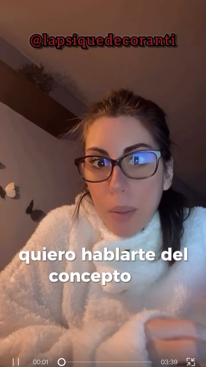 Hay relaciones que parecen cercanas, pero no se sienten profundas.
Se habla, se comparte tiempo, incluso hay intensidad…
y aun así, algo no termina de llegar.
Muchas veces es falta de intimidad real.
Desde el Análisis Transaccional, Eric Berne y Richard Erskine explicaron que no todo contacto es intimidad.
Que podemos relacionarnos durante años sin llegar a ese lugar donde una se siente vista de verdad.
Primero aparecen los rituales: lo correcto, lo esperado, el “todo bien”.
Después los pasatiempos: lo que compartimos sin exponernos demasiado.
Y muchas veces nos quedamos atrapadas en los juegos psicológicos:
dinámicas repetidas donde hay emoción, pero no autenticidad.
Los juegos parecen conexión, pero no lo son.
Hay reproches en lugar de necesidades.
Control en lugar de miedo.
Distancia en lugar de vulnerabilidad.
La intimidad empieza cuando el juego se detiene.
Cuando alguien puede decir:
esto es lo que me pasa
esto es lo que necesito
sin atacar, sin esconderse, sin manipular.
Y aquí aparece una verdad difícil:
no todas las personas pueden o quieren llegar a ese lugar.
No porque no amen.
Sino porque la intimidad exige presencia, responsabilidad emocional
y renunciar a los personajes que un día nos protegieron.
La intimidad no se fuerza.
No se mendiga.
No se negocia.
Solo ocurre cuando dos personas están disponibles para encontrarse de verdad.