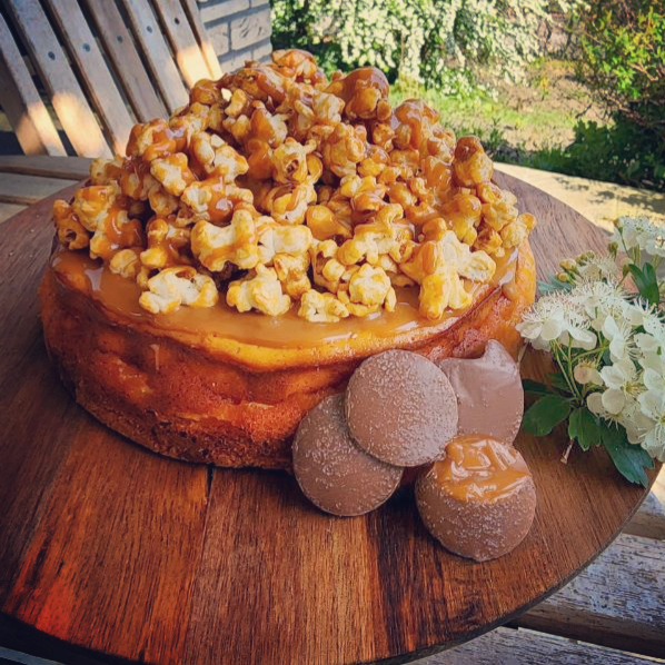 🍰 Maak kennis met de Salted Caramel Cheesecake van Suikerbekkie Traktaties! 🤤✨
Duik in een wereld van smaaksensaties met onze verrukkelijke Salted Caramel Cheesecake. De romige textuur van de cheesecake gecombineerd met de zalige zoetigheid van gezouten karamel is een ware traktatie voor je smaakpapillen. 🍰😍