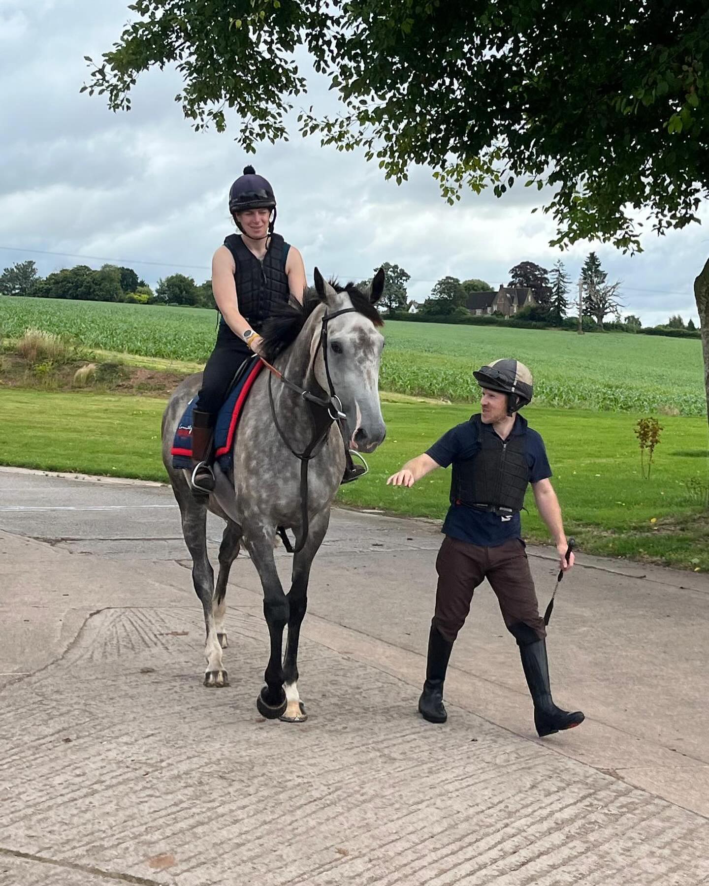 @bexybee89 back from 🇫🇷 and reunited with @dahlbury gorgeous grey Dromlac Jury #shesbeenwaitingforyou #nationalhuntracing #holidaysareover #thomassymondsracing #teamsymonds #dasoncourt #herefordshire #redmillshorsefeeds #gundoggin