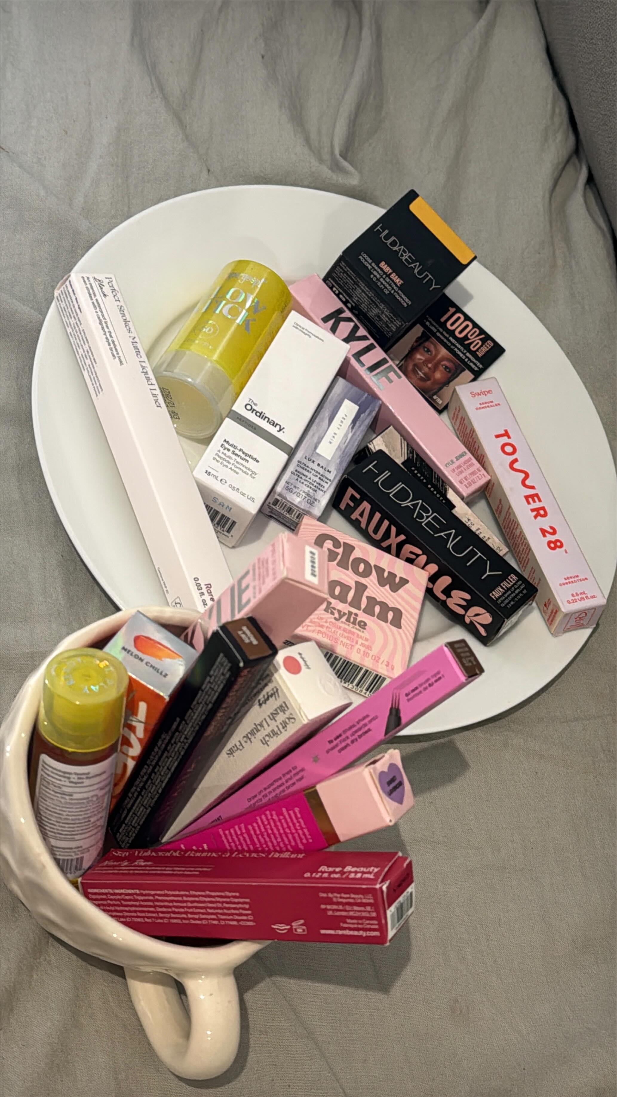 ¿Comida? No.
¿Maquillaje importado? SÍ 💄🍽️
Plato y taza llenos de beauty, glamour y productos que amamos.
En Poli Oly todo entra por los ojos… y se compra ✨✈️