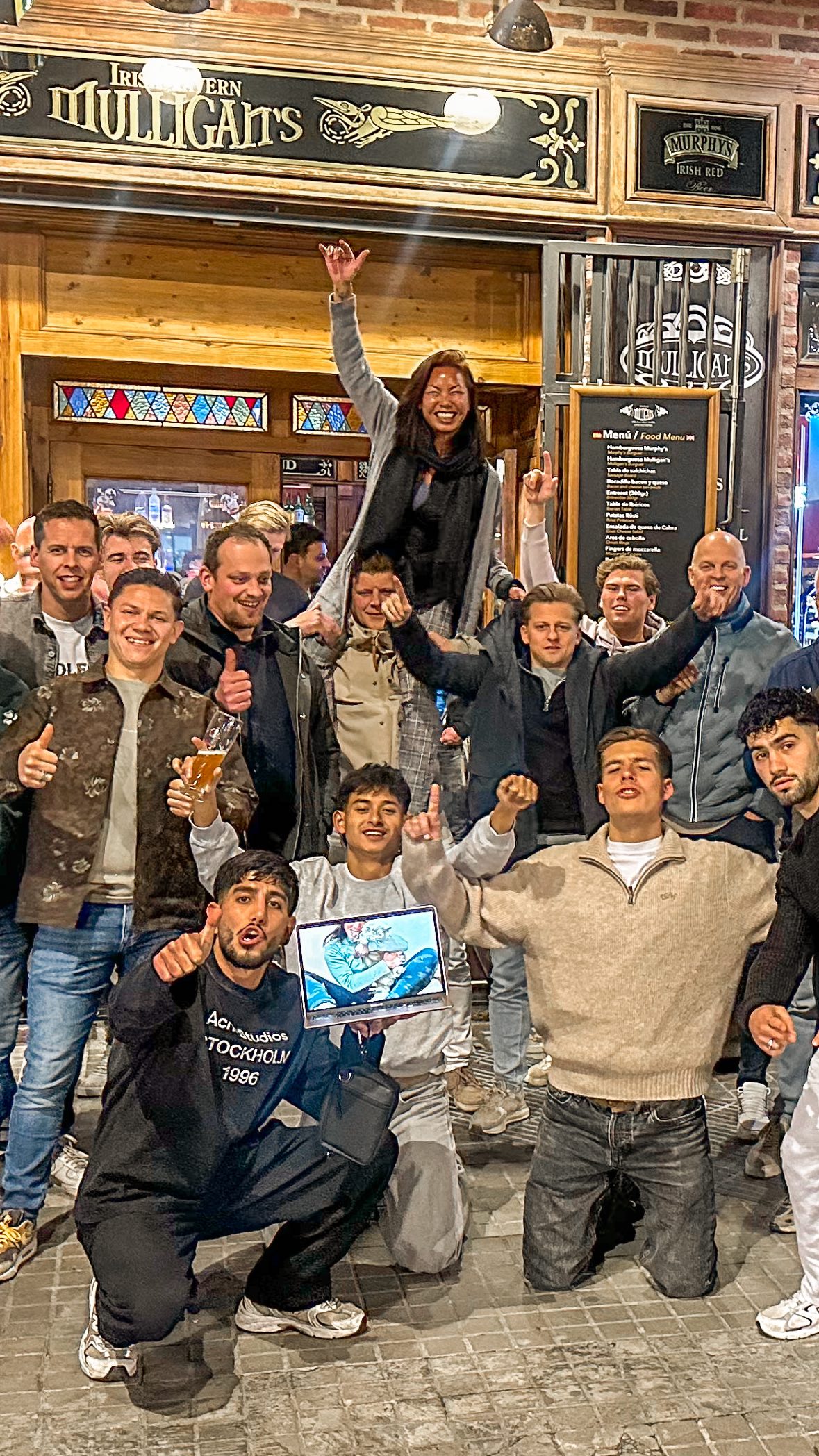 Big shout-out to the 28 absolute legends of SV Otterlo! ⚽
Last Thursday, the 28 players of the club’s First Team arrived in Valencia for their annual team trip, ready to take on the city in true SV Otterlo style.
After a long, lively and unforgettable evening, the squad wasted no time and were already back in action with an early football training session the very next day. Commitment at its finest! After their training session they levelled up and went for a bike tour. 💪
Guided by guides Paul & June, with a mandatory terrace stop of course, the squad showed how team spirit is done. The weekend wrapped up at @irishpubmulligan_s where the ever- enthusiastic Miguel welcomed us like family and the lads battled it out in a fiercely competitive quiz. Pride was on the line!
SV Otterlo, Mulligan’s and everyone involved: what. a. team. what. a. weekend. You were absolutely amazing.
Thinking about a Valencia trip with your team or crew?
We’ve got you covered from A to Z.
SV Otterlo, dear guys… wishing you all the very best, with lots of love and respect!
Hugs and kisses,
Team June 💋
📍Irish Pub Mulligans
Calle de Yecla 24, Valencia
The best Irish pub in town! 🍻
.
.
#getinvolvedvalencia #valencia #teamuitje #visitvalencia #biketour