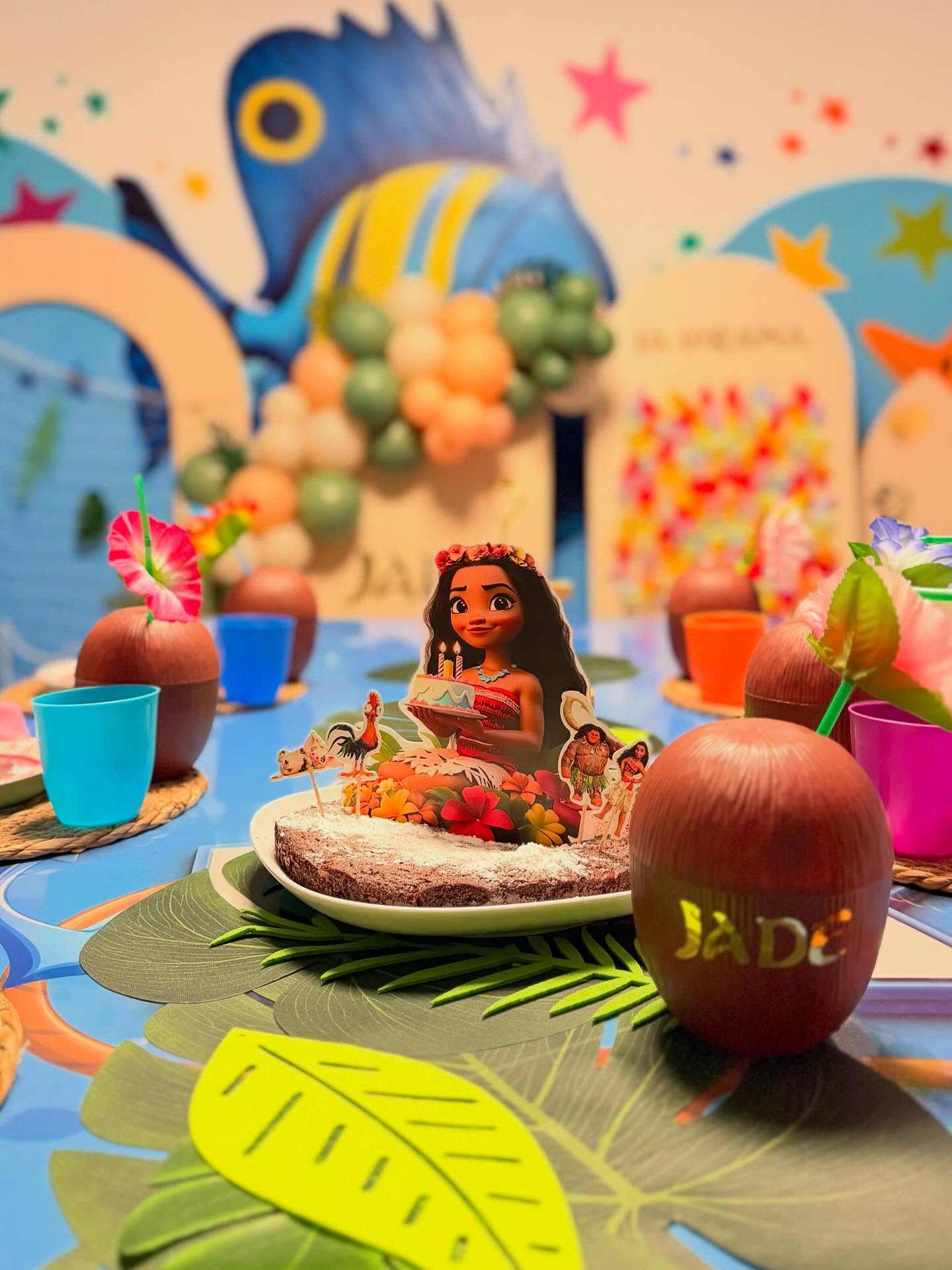 La table d’anniversaire pour les 8 ans de Jade 🌺
Une décoration aux couleurs de Tahiti , des noix de coco personnalisées aux noms des petits copains🥥 , des feuilles de cériman en guise de chemin de table, un gâteau décoré et un joli décor et le tour est joué.
@matelookids met à votre disposition une salle privatisée lorsque vous fêtez l’anniversaire de votre enfant ! C’est super pour souffler les bougies, ouvrir les cadeaux et manger les bonbons 🍬
📍Lieu : @matelookids
✨ Décoration : @jalmaevent