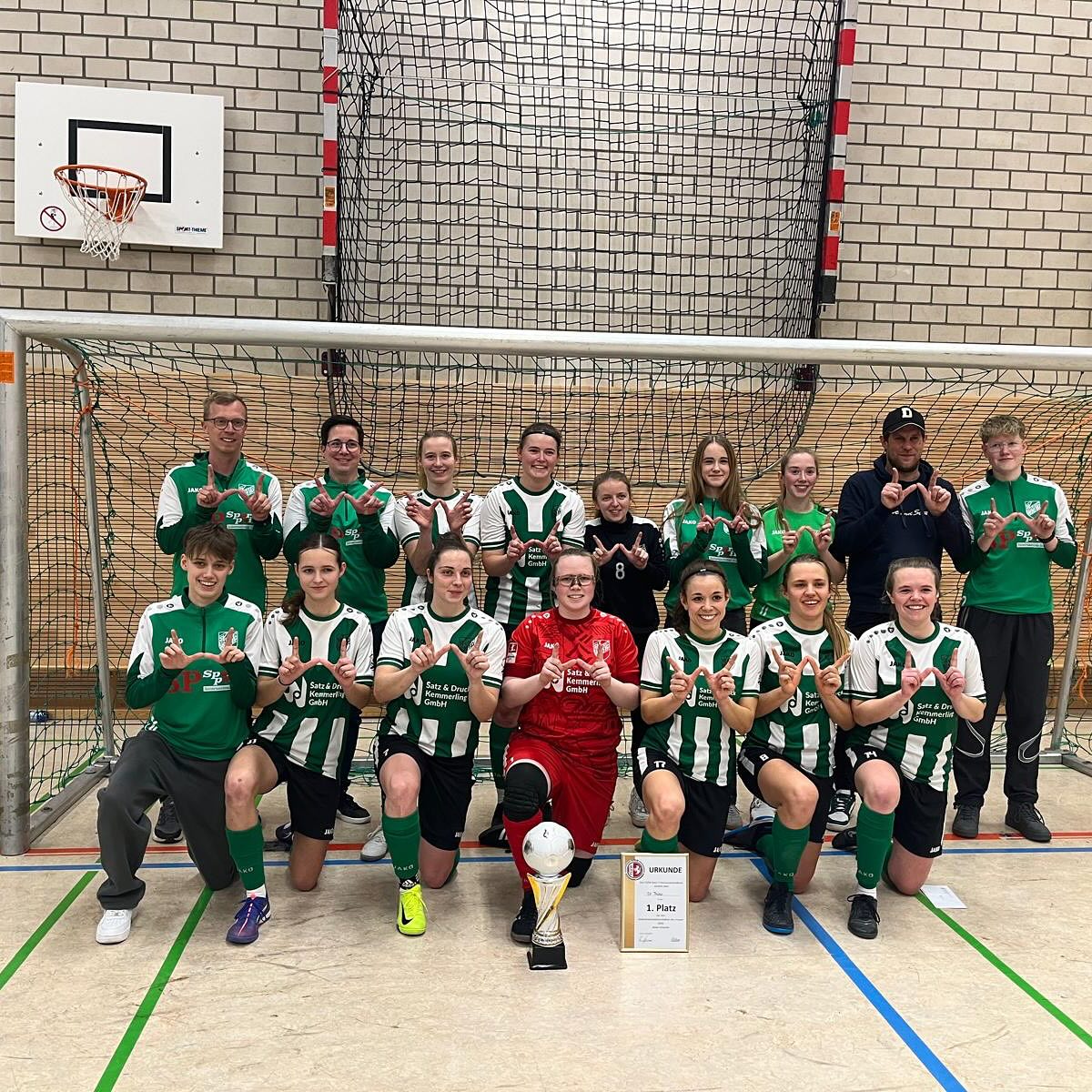 🏆⚽ 7. Titel in Folge für den SV Thülen! ⚽🏆
Unsere Fußball-Damen holen bei der Hallenkreismeisterschaft in Schmallenberg erneut den Titel – zum siebten Mal hintereinander! 💚🤍
✅ Vorrunde: 3 Siege, 9 Punkte, 26:1 Tore
✅ Halbfinale: 4:0 vs. BV 23 Alme (Tore: Maja Waßmann x2, Jessica Krefeld, Sina Seipel)
✅ Finale: 2:1 vs. FC Fleckenberg-Grafschaft
⚽ 1:0 Krefeld | 1:1 Ausgleich | 2:1 Sieg durch Eigentor nach scharfer Hereingabe
💪🏼 Torfrau Gesa Schulte mit starken Paraden
🍀 Gute Besserung an Luisa Becker (Finger ausgekugelt)
➡️ Damit erneut qualifiziert für den FLVW-Futsal-Hallenpokal: Sa., 07.02.2026 in Dortmund-Brackel 🏆
Alle Ergebnisse: https://www.meinturnierplan.de/showit.php?id=2ea5uu6jhz