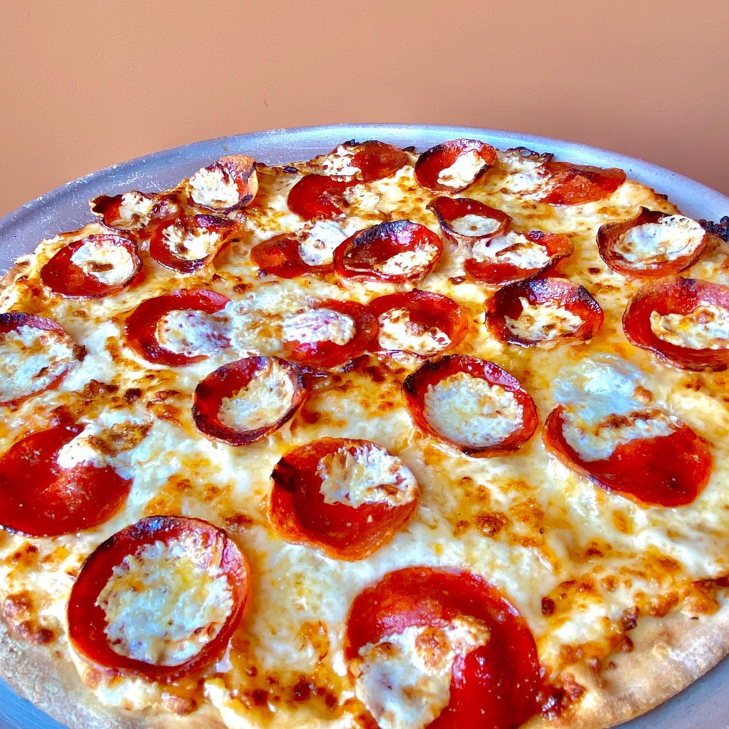 Hot Honey Pepperoni Pizza 🍕 #pizza #pizzeria #jpspizza #jpspizzaandgrill #pepperoni #hothoney #ricotta #wilmette #chicago #thincrustpizza