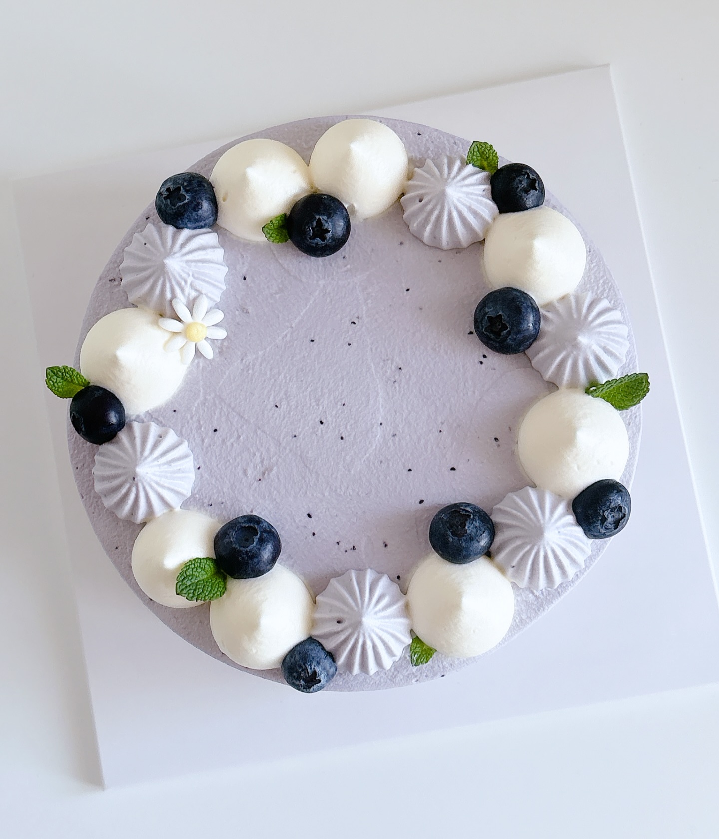 ʙʟᴜᴇʙᴇʀʀɪᴇꜱ & ᴄʀᴇᴀᴍ 🫐
• blueberries have been extra sweet and delicious recently - perfect for adding into cake 💙
𝙬𝙬𝙬.𝙖𝙢𝙖𝙞𝙞𝙘𝙖𝙠𝙚𝙨.𝙘𝙤𝙢
.
#amaiicakes #blueberrycake #blueberriesandcream #blueberries #freshcreamcake