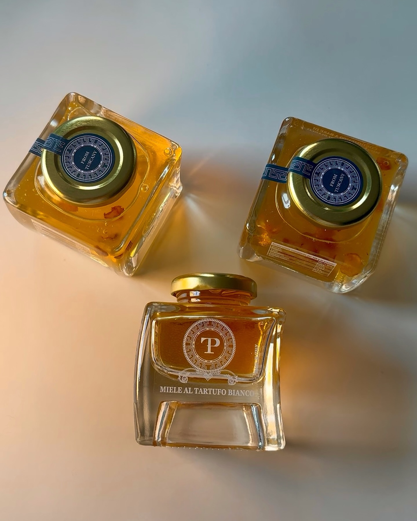 Den vita tryffelhonungen från @tartufiprete är en blandning av dofter som ges av kombinationen av vit tryffel och Sulla-honung 🐝🍯
Perfekt att kombinera med ost 🧀