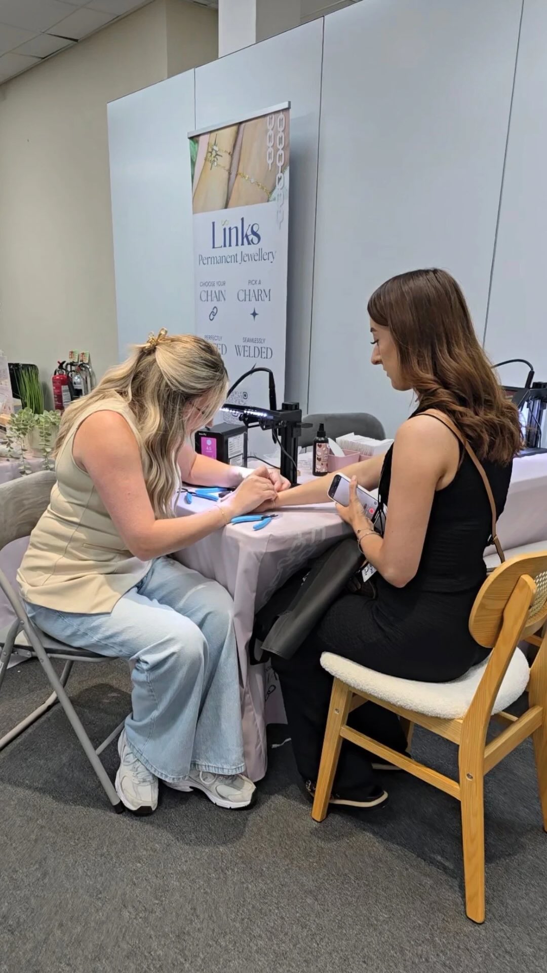 If you’ve been thinking about it… you were meant to see this💭💌🤍
Better yet, why not introduce permanent jewellery to your salon as an additional service? Or start a brand new side hustle with it?💍⚡️
If you’re interested, follow @jemmaelizabethacademy for more info or comment “PJTRAINING” ✨