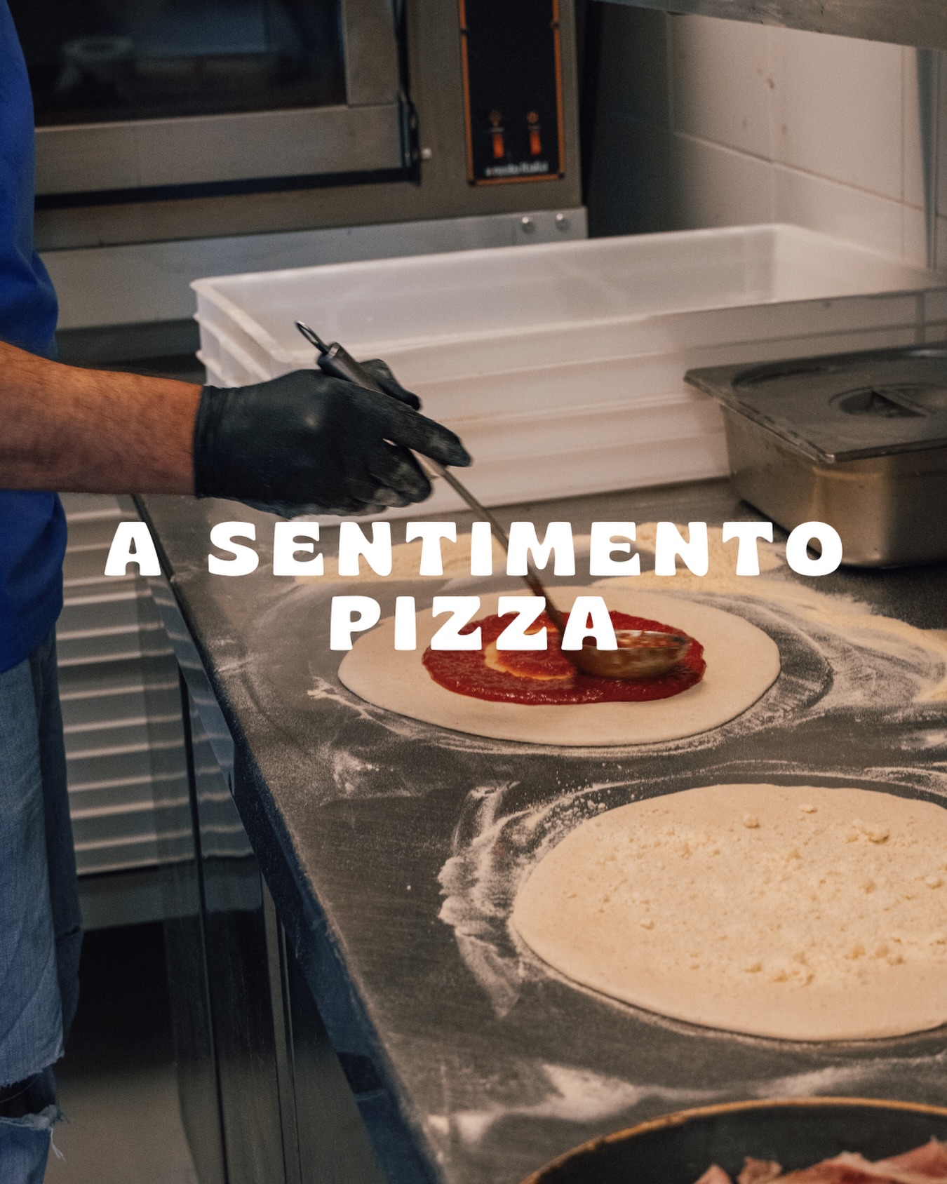 🍕 Simplicity done right.
Pure ingredients. Honest flavors.
#NeapolitanPizza #PizzaTime #FoodPhotography #KitchenLife #PizzaMaking