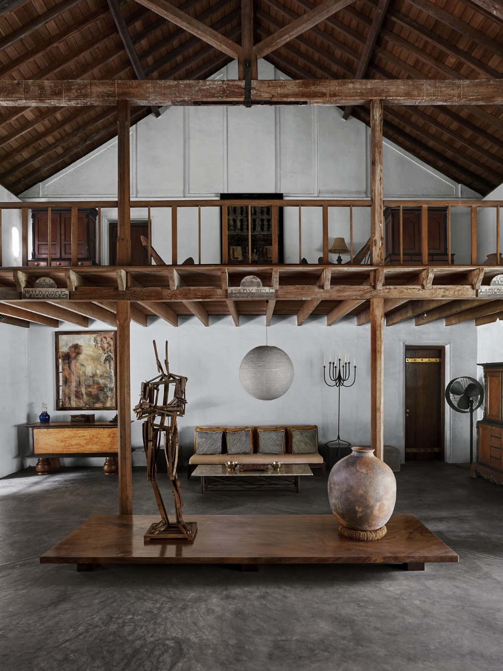 Le nom de Geoffrey Bawa est indissociable de l’identité architecturale du Sri Lanka. Plus qu’un style, il a développé une véritable philosophie de l’espace, où l’architecture ne domine pas la nature, mais s’y intègre avec subtilité.
Fondateur du tropical modernism, Bawa a uni le modernisme aux réalités du climat et du paysage. Ses bâtiments se découvrent lentement, à travers des cours intérieures, des jeux d’ombre, la présence de l’eau et la circulation naturelle de l’air.
Au cœur de son approche se trouvent les espaces de transition — vérandas, galeries ouvertes, jardins. La frontière entre intérieur et extérieur s’efface : la lumière filtre, les perspectives s’ouvrent, et l’architecture devient un cadre pour le paysage.
Cet héritage est particulièrement visible au Sri Lanka, notamment à Anantara Kalutara Resort, situé entre l’océan Indien et une lagune. Sa composition reprend les principes de Bawa : lignes horizontales, cours intérieures et dialogue constant avec l’eau et la lumière.
Ici, l’architecture ne cherche pas à impressionner. Elle invite au ralentissement, à l’attention et à une expérience de l’espace pensée pour être vécue.
L’œuvre de Geoffrey Bawa n’est pas une collection d’objets, mais une expérience sensible — une manière de percevoir le monde à travers la lumière, le paysage et le temps.
Garon SA vous invite à explorer cette architecture à travers un voyage architectural conçu avec Unique Luxury Travel : un parcours conscient, où l’architecture devient un langage entre l’homme, le lieu et le temps.