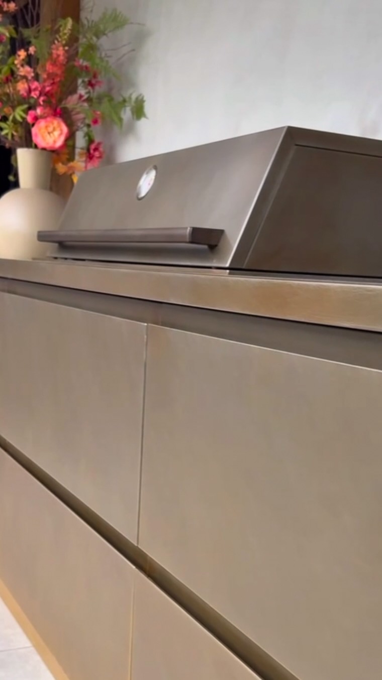 Borley a zaoblené rohy 👌
I taková může být vaše venkovní kuchyň. Nejen pravé úhly, ale trochu oblých tvarů. A tyhle zemité barevné tóny mají šmrnc. Jsou elegantní a luxusní. ✨
Vše v nerezu a s prémiovým vybavením.
Na zahradu a terasu.
🌳
@borleykitchens
#venkovnikuchyne #braai #garden #outdoorcooking #design