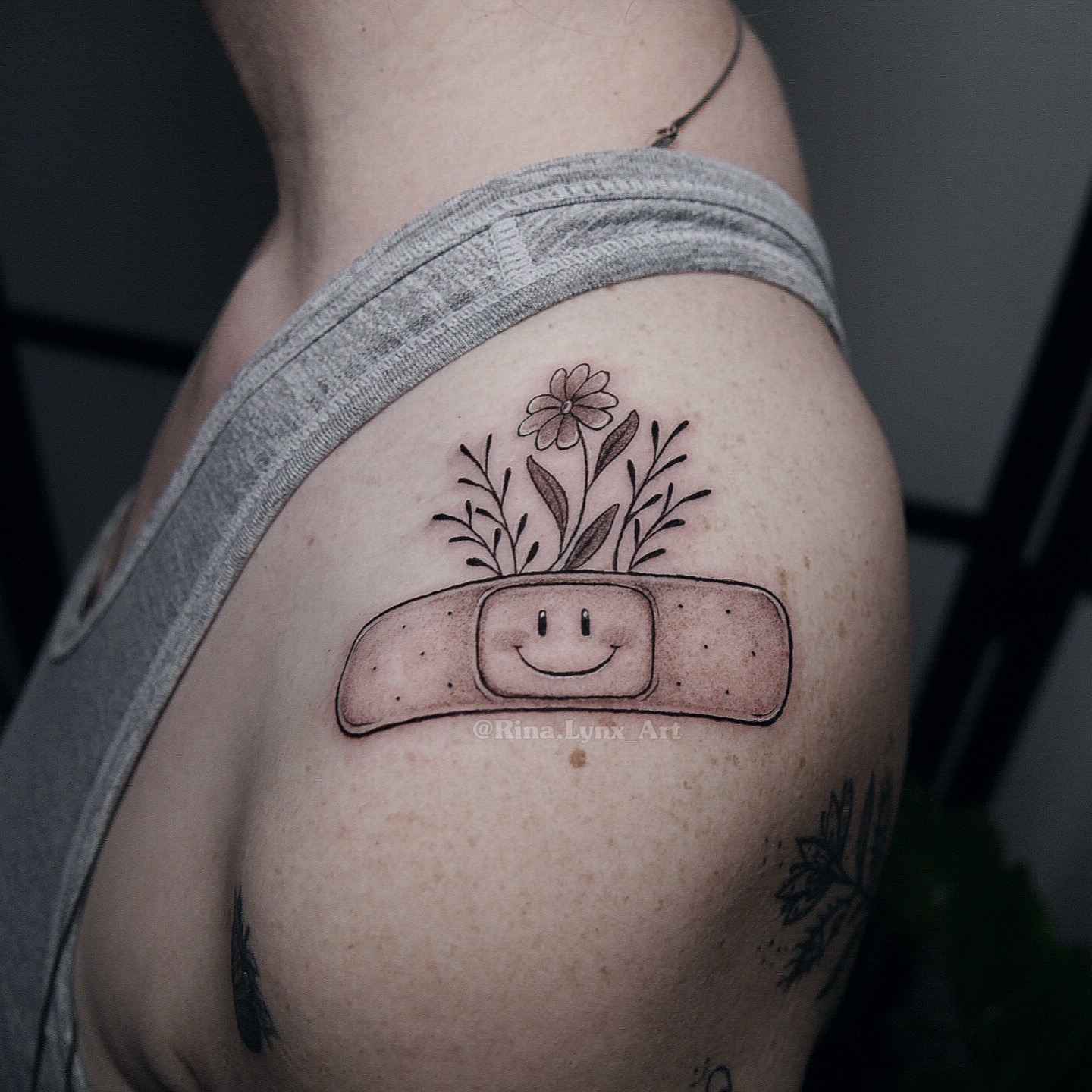 🩹• kleines WannaDo von mir für Ilka • 🖤
(Andere Tattoos nicht von mir.)
Swiped bis zum Ende, dort seht ihr die noch verfügbaren Motive dieser Reihe, die ich auch noch gern tätowieren wollen würde. 🌸
Schreibt mir unbedingt, wenn ihr eins noch dieses Jahr adoptieren möchtet. 😍
Gern auch erstmal ganz unverbindlich ~ ich berate euch gern, dann könnt ihr euch immer noch dafür oder dagegen entscheiden. Kein Stress 💜🥰
____
done in meinem Atelier @inkandsoft
im @atelier3.0.3 in 10369 Berlin
#saferspacetattoo #mentalhealthtattoo #vegantattooberlin #berlintattooatelier #wannadotattoo