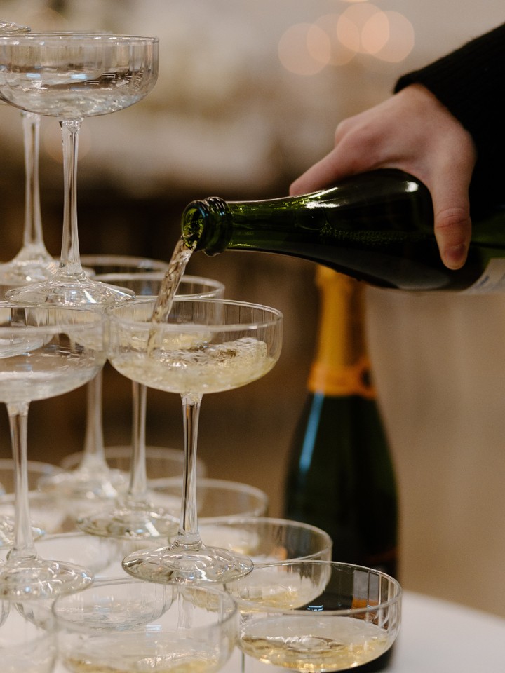 Love is great, but have you ever poured a champagne tower with your soulmate?
Elite romance. 🥂✨
#WinstonsBarService #CocktailLove #EventVibes #DrinkInspo #MobileBarCo #MixologyMagic #EventProfessionals #MichiganWeddings #SignatureCocktails #Cheers