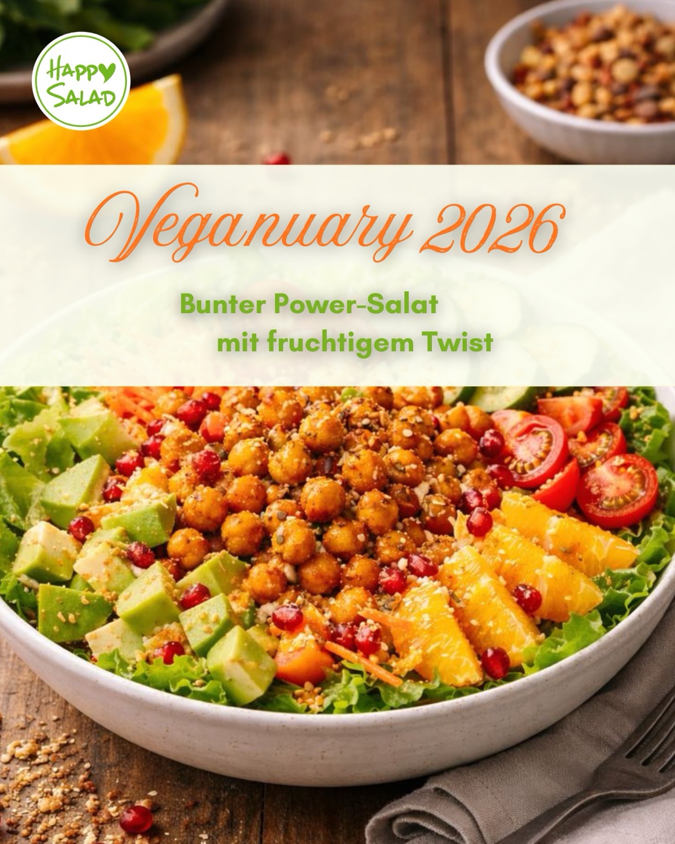 🥗💥 Bunter Power-Salat mit fruchtigem Twist
Zutaten:
* Blattsalat
* 1 Karotte (geraspelt)
* 1 Handvoll Cherrytomaten (halbiert)
* ½ Salatgurke (in Scheiben)
* 1 Avocado (gewürfelt)
* 1 Orange (filetiert)
* 2 EL Granatapfelkerne
* 1 Dose Kichererbsen
* Happy Salad Orange & Curry Dressing
* Knusper Konfetti geröstet
Zubereitung:
-Kichererbsen abspülen, abtropfen lassen, mit Olivenöl und Gewürzen mischen und bei 200 °C Umluft ca. 20 Minuten im Ofen rösten, bis sie goldbraun und knusprig sind.
-Blattsalat waschen, trocken schleudern und mit Karotte, Tomaten, Gurke und Avocado in eine große Schüssel geben.
-Orangenstücke sowie Granatapfelkerne unterheben.
-Warme Kichererbsen auf den Salat geben, großzügig mit Happy Salad Dressing toppen und mit Knusper Konfetti abschließen.
Schau für weitere leckere Rezepte gerne auf unserem Blog vorbei.
BE HAPPY & STAY HEALTHY 💚
#Veganuary #vegan #happysald #salad #salat