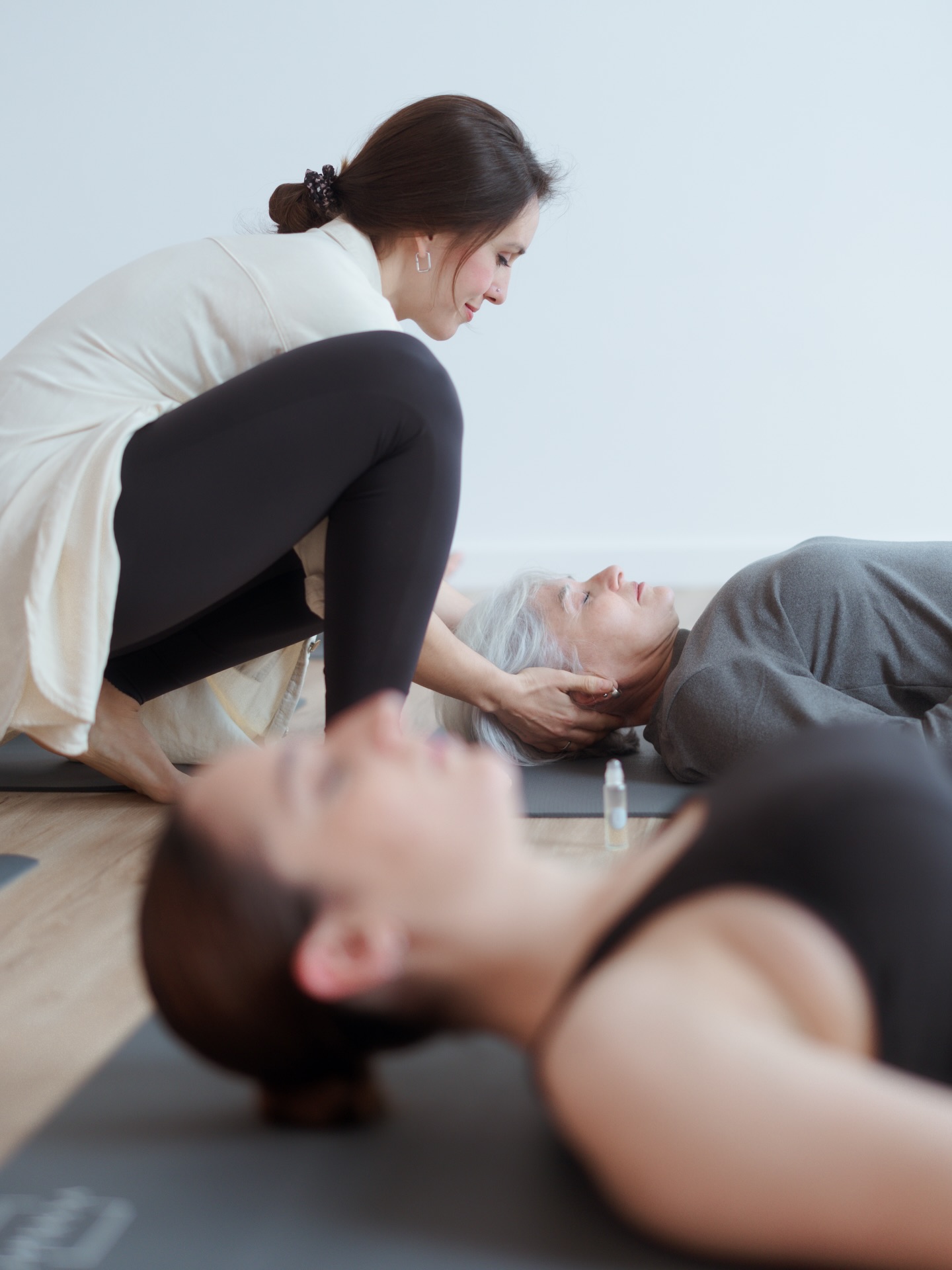 Vamos con una realidad que me encuentro a diario en el estudio:
💬 “no sé si estoy preparada/o”
💬 “nunca he hecho esto antes”
💬 “no sé si voy a ser constante”
💬 “no sé si este es mi momento”
𝒀 𝒄𝒂𝒔𝒊 𝒔𝒊𝒆𝒎𝒑𝒓𝒆 𝒍𝒐 𝒆𝒔.
En realidad se trata de acompañar procesos reales, para que el yoga se convierta en un hábito que (te) sostenga, no en algo más que cumplir.
Así que si de alguna forma esto resuena contigo, escríbeme o vente un día a vernos al estudio, 𝐜𝐨𝐧𝐨𝐜𝐞 𝐚 𝐥𝐚𝐬 𝐩𝐞𝐫𝐬𝐨𝐧𝐚𝐬 𝐫𝐞𝐚𝐥𝐞𝐬 𝐪𝐮𝐞 𝐡𝐚𝐜𝐞𝐧 𝐜𝐚𝐝𝐚 𝐜𝐥𝐚𝐬𝐞 y verás que estás más dentro de lo que tu mente cree 🫂