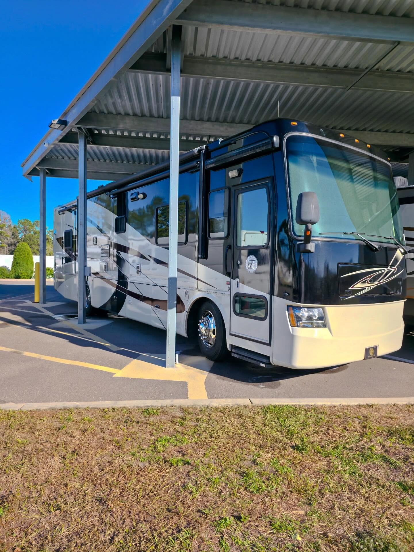 This RV got its first wash and wax in almost 3 years!
•
•
•
•
#RVDetailing #ViperDetailing #rvlife #Detailing #clean