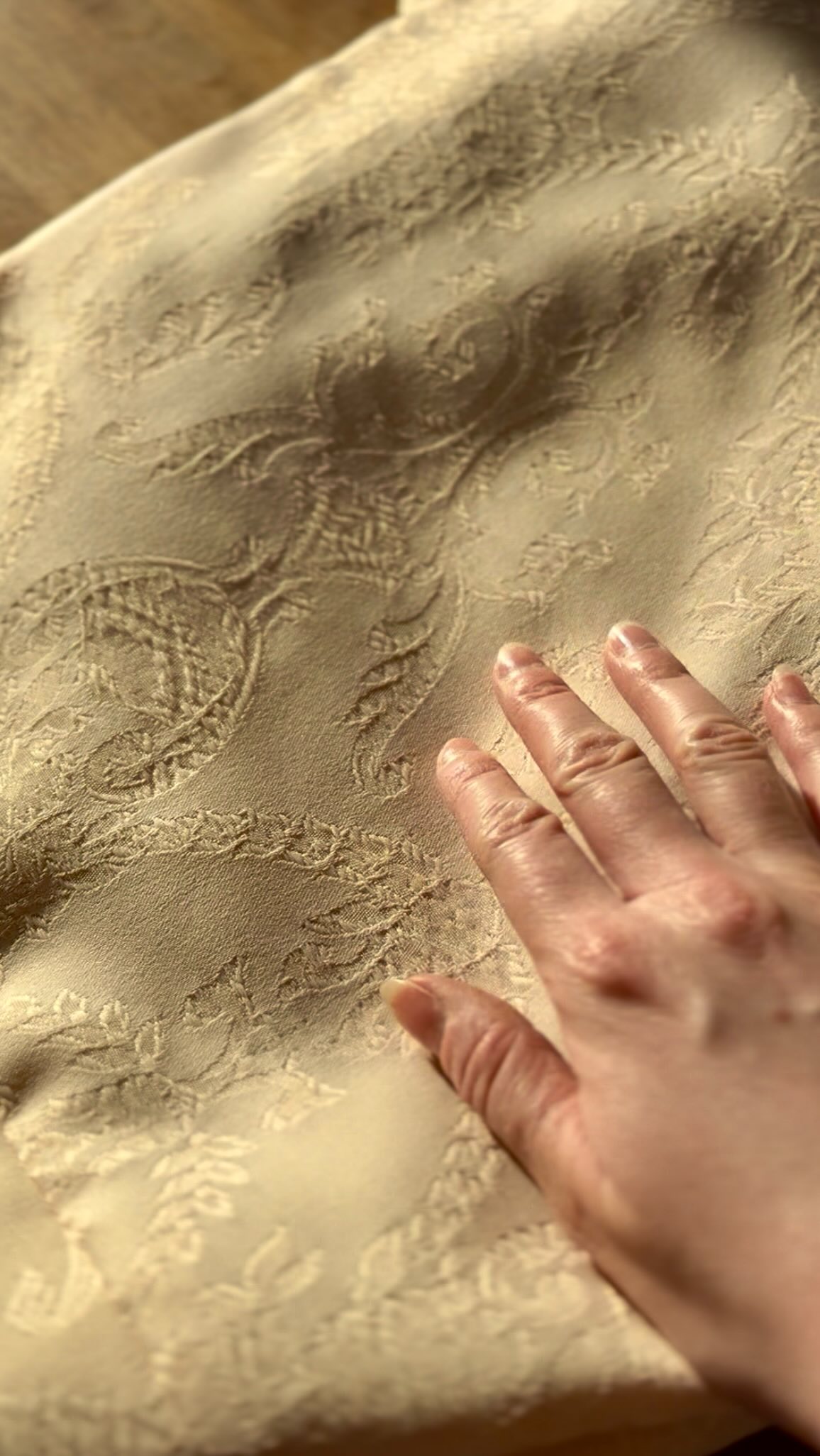 L’Atelier PINY évolue dans sa vision et dans ce que j’ai envie de transmettre.
Aujourd’hui, je ne dessine plus seulement des vêtements, je vous aide à créer votre signature.
Mon manifeste pour une architecture du style est enfin disponible pour celles qui refusent de s’effacer derrière l’éphémère.
Découvrez ma vision via le lien en bio. 💛
#AtelierPiny #ManifesteStyle #ArchitectureDuStyle #LuxeGeneve #savoirfairesuisse