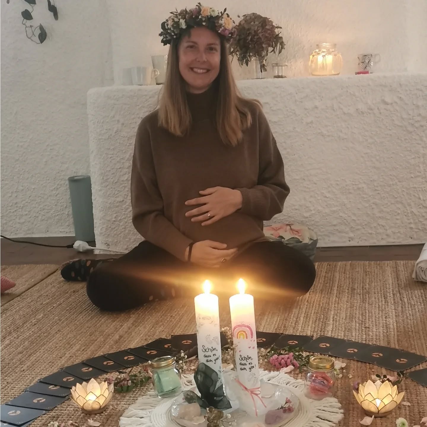 Ein Mamablessing getragen von Freundschaft & Liebe...
Gestern durfte ich in meinem Yogaraum ein zutiefst berührendes Mamablessing für eine liebe Freundin und werdende Zwillingsmama halten. 🤍🤍
In diesem geschützten Raum haben Frauen ihre Freundschaft gefeiert, ihre immerwährende Unterstützung ausgesprochen und der werdenden Mama zugesichert: Du bist nicht allein.🫶
Viele emotionale Momente, bei denenTränen fließen durften, aus Rührung, Dankbarkeit und tiefer Verbundenheit.
Zu spüren, wie heilsam und stärkend es ist, von solch kraftvollen, liebevollen Frauen gehalten zu werden, berührte alle zutiefst. Diese Momente, in denen Herzen offen sind und echte Nähe entsteht, sind einmalig.
Ich bin zutiefst dankbar für dieses Vertrauen, diese Offenheit und Tiefe die enstehen durfte und für Frauen, die sich gegenseitig tragen, durch Schwangerschaft, Geburt und weit darüber hinaus. 💫
#reliefandflow #relief #flow #mamablessing #motherblessing #zwillingsmama #freundschaft #sisterhood #frauenkraft #emotionalemomente #ritualarbeit #heilsam #gehaltensein
