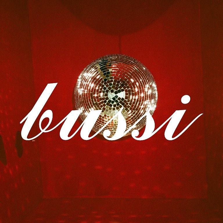 Bussi, das Wort zum Sonntag. Und auch zu jedem anderen Tag, weil - ganz ehrlich - es kann einfach nie genug Liebe geben! Bussis für alle! Oma, Onkel, Katze, Mitbewohner, Gspusi, Mama, Bruder, Feinkostverkäufer oder Busfahrerin - schickt ihnen heute mal ein Bussi. Einfach so ❤️🧡💛💚💙💜
⠀⠀⠀⠀⠀⠀⠀⠀⠀
⠀⠀⠀⠀⠀⠀⠀⠀⠀
#valentinstag #valentine #bussisfüralle #allyouneedislove #gspusi #schmusi #wienergold #bussibaba #oida #talklikemundl #wien #vienna #wienerisch #wienliebe #wienerwortschatz #wienistanders #wortschätze #wieneralltag #viennadaily #wienstagram #igersvienna #igersaustria #fromviennawithlove #wienmalanders #instavienna #viennalifestyle #faltersbestofvienna #viennanow