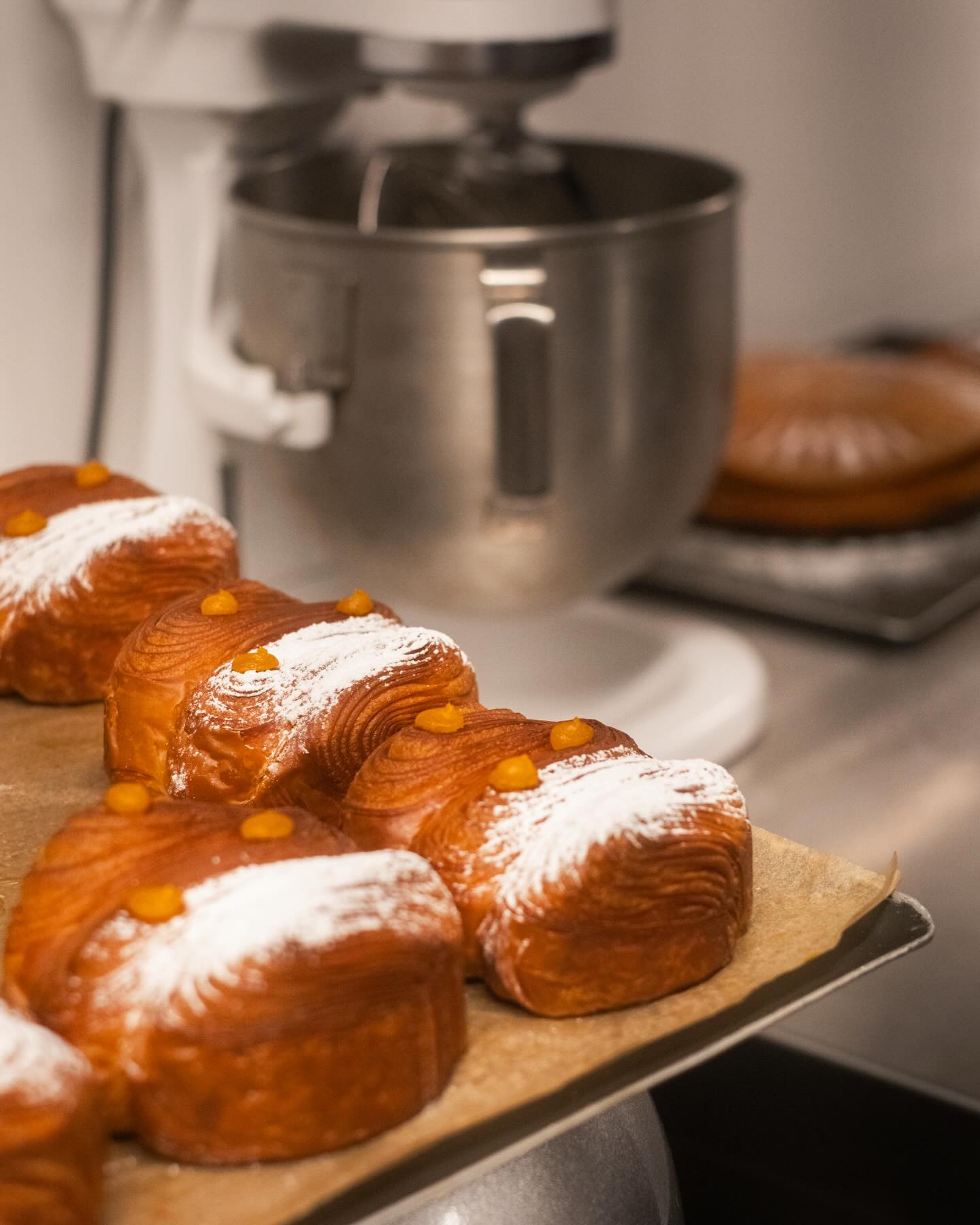 Avant d’arriver dans la vitrine, ça se passe ici.
(et ça sent très bon). 👩🍳✨
#bakerylife #behindthescenes #bakerygeneve #brioche #lespetitesartisanes