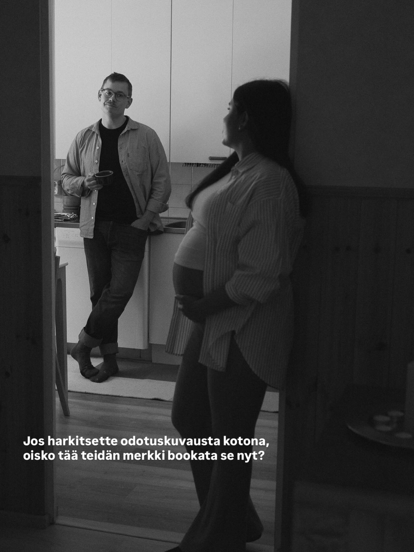 Sain kuvata tälle upealle pariskunnalle odotuskuvia kotona ja mä siis RAKASTAN näitä kotikuvauksia. 🤌🏻 Koti toimii mun kokemuksen mukaan kuvauksissa aina tosi hyvin, koska se on se ympäristö, jossa me vietetään paljon aikaa. Monesti kotona on helpointa olla täysin oma itsensä.
Mun kuvauksissa kotona saa aina näkyä aito elämä ja se on just sitä mitä mä haluan kuvata. Mulla ei oo tarvetta lavastaa kaikkia hetkiä ja siksi mä haluankin aina antaa tilaa asiakkaille — te kyllä löydätte ne luonnollisimmat, teidän näköiset tavat olla yhdessä ja lähekkäin. Ja toki ohjeistan läpi kuvauksen. ❤️
odotuskuvaus • odotuskuvaus salo • odotuskuvaus turku • raskauskuvaus turku • odotuskuvaus helsinki • raskauskuvaus helsinki • valokuvaaja salo • valokuvaaja turku
#odotuskuvauskotona #odotuskuvausturku #odotuskuvaushelsinki