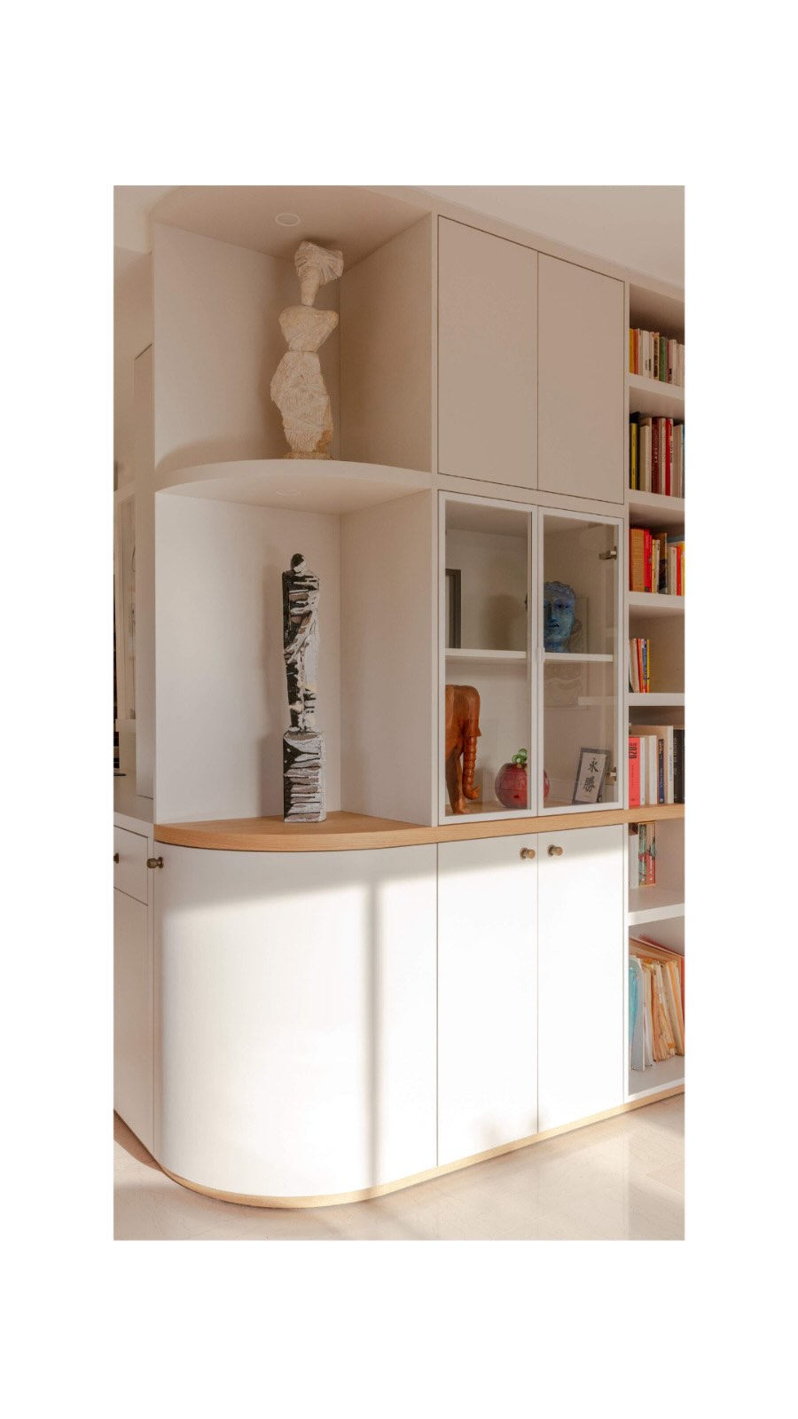 Une bibliothèque sur mesure pour lier les espaces et sublimer les œuvres.
Comme pour l’ouverture de la cuisine, l’idée était ici de lier les espaces.
Le meuble débute dès l’entrée, avec deux commodes, puis se prolonge dans l’angle en plusieurs éléments assemblés sur mesure, jusqu’à rejoindre la bibliothèque historique des clients — démontée puis remontée dans le salon.
L’esthétique a été pensée comme un écrin :
un meuble qui s’efface pour laisser toute la place aux œuvres d’art, aux objets de collection, aux souvenirs de voyage et aux livres.
Palette douce et chaleureuse :
– tons beige rosé
– plateau central et plinthe en placage chêne, en dialogue avec la bibliothèque existante
– poignées en laiton, ton bronze, pour affirmer le caractère
Les vitrines mettent délicatement les œuvres en valeur, tout comme les arrondis du meuble.
Un soin particulier a été apporté à l’éclairage, pour que l’ensemble vive aussi le soir.
Un projet mené main dans la main avec @m2m_interieurssurmesure, où chaque détail compte.
photo et video du projet Collection privée par @philippecharlotphotographe
#o2bdesigninterieur #architectedinterieur#architecteparis #designinterieur #meublesurmesure