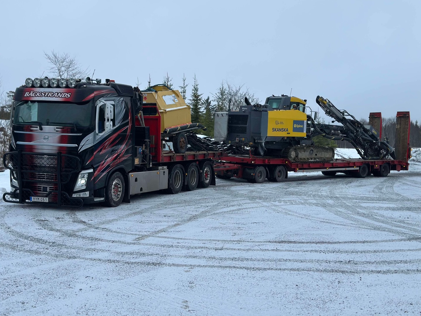 Transport av @skanskabergsverige’s Borrvagn T35 🤩❄️
☎️08-480 010 00
✉️order@backstrands.com
🖥️www.backstrands.com
#bäckstrandstrailer #skanska #epiroc #epirocsverige #t35
