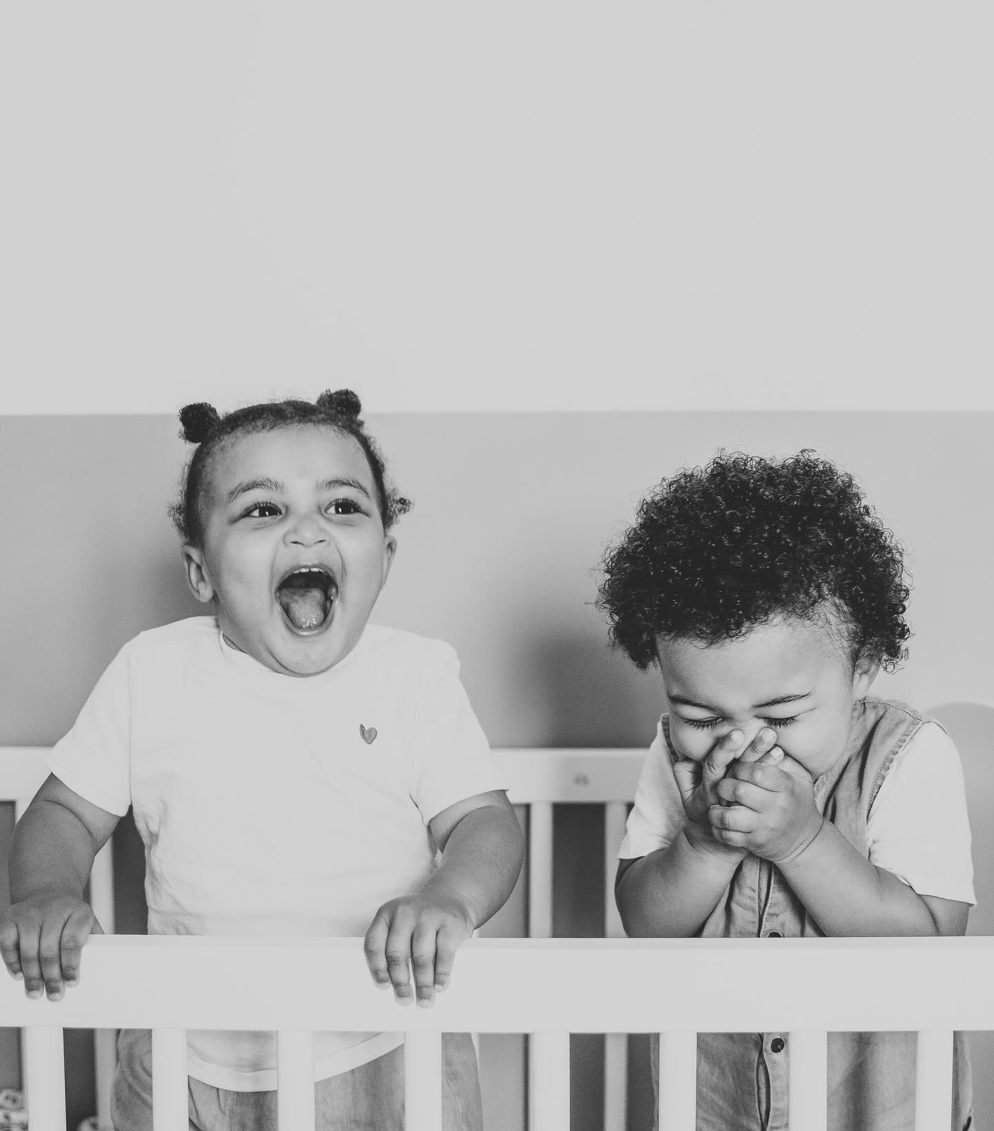 Une séance pour le moins très animée avec ces deux adorables crapules 😂
C’est toute la magie des séances en famille : aucune ne se ressemble.
De l’inattendu, des surprises (et surtout de très belles surprises !),
et au final des photos ultra spontanées, pleines de vie 😁
J’adore 🤍