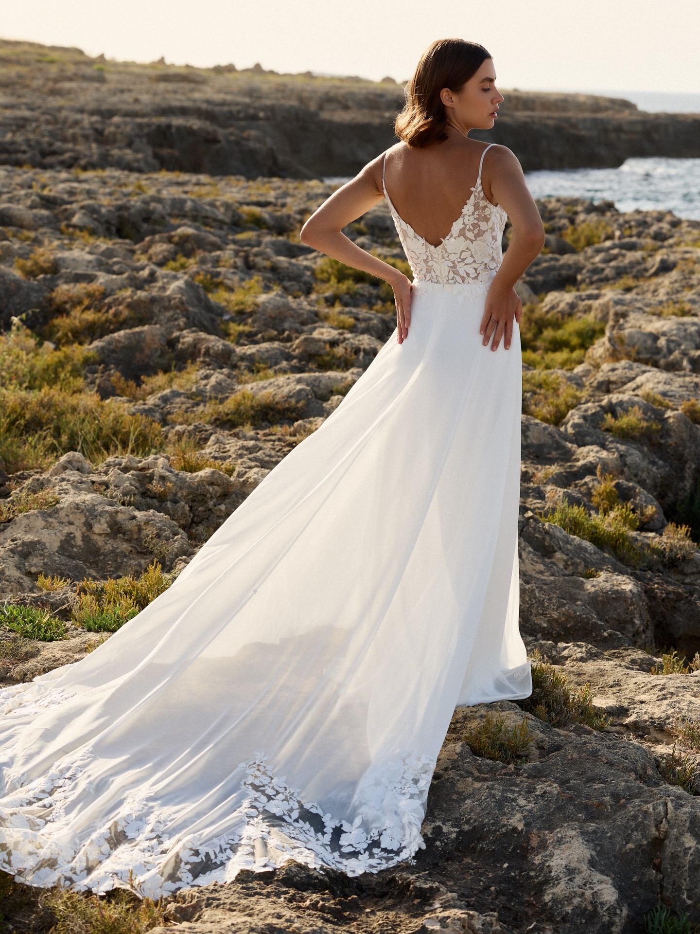 Dress IVY ✨
Zarte Spitze, fließender Rock, ein Rücken der verzaubert und eine Atemberaubende Schleppe.
Du möchtest dieses Traumkleid anprobieren?
Jetzt Termin vereinbaren unter www.brautmoment.at
Ich freue mich auf dich 🤍🥂
#brautkleid #dreamdress #wedding #hochzeit #bride